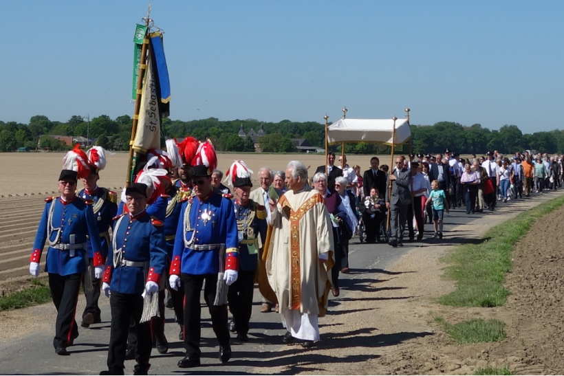 Die prächtigen Uniformen der Schützen sind für viele Beobachter ein Hingucker bei der Godehardprozession.