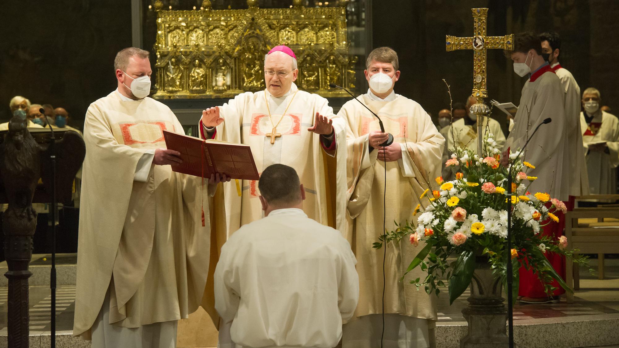 Im hohen Dom zu Aachen wurde in einer Festmesse die Weihe vollzogen.