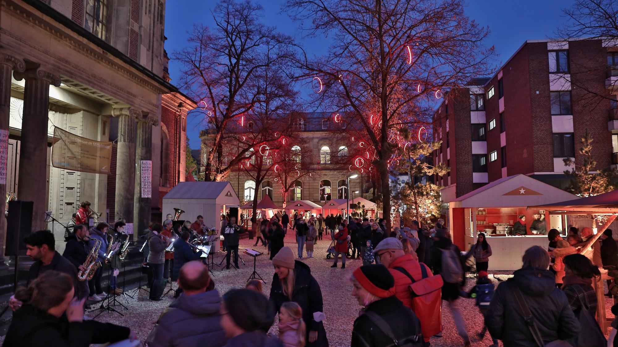 Die Kirchenstufen fungieren als Bühne - St. Dionysius ist Teil des städtischen Weihnachtsgeschehens.