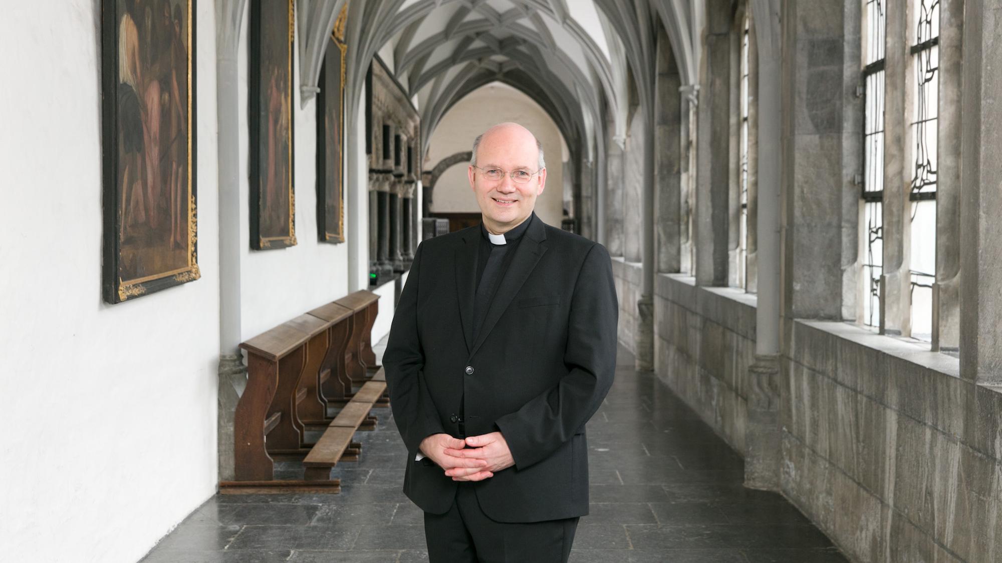 Bischof Helmut Dieser im Kreuzgang des Aachener Doms.