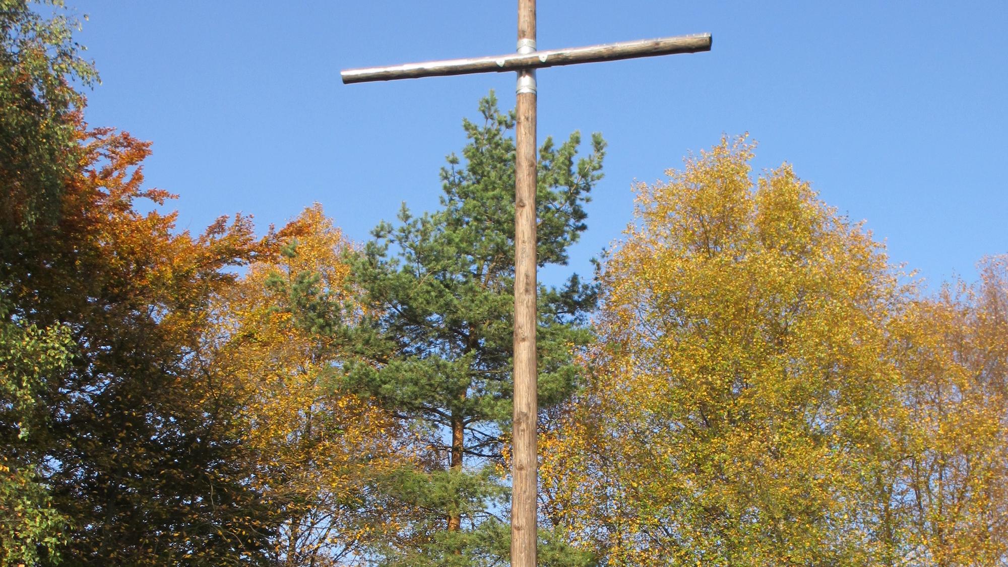 Hoch ragt das Kreuz als Zeichen des Friedens in den Eifler Himmel.