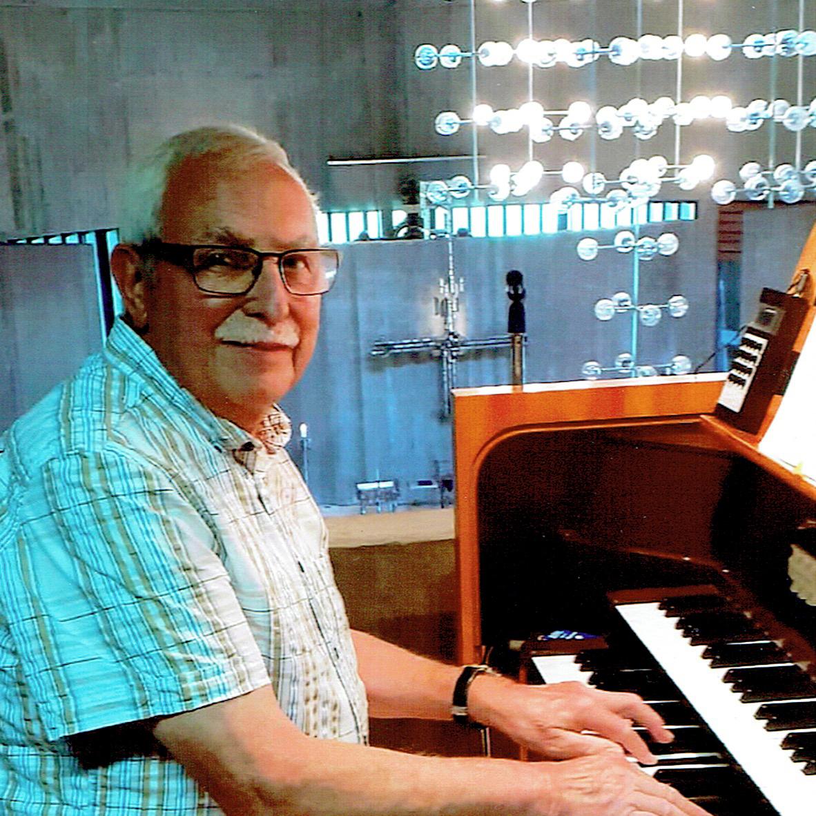 Organist  Erwin Martinett an seinem „Arbeitsplatz“ in Neu-Lohn.
