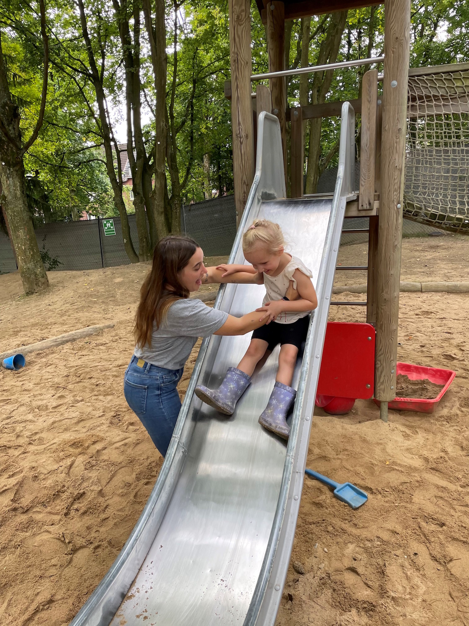 Spaß, Spiel und den Kindern das Gefühl von Sicherheit vermitteln: Erzieherin Paula Miguel Alameda ist in ihrem Element.