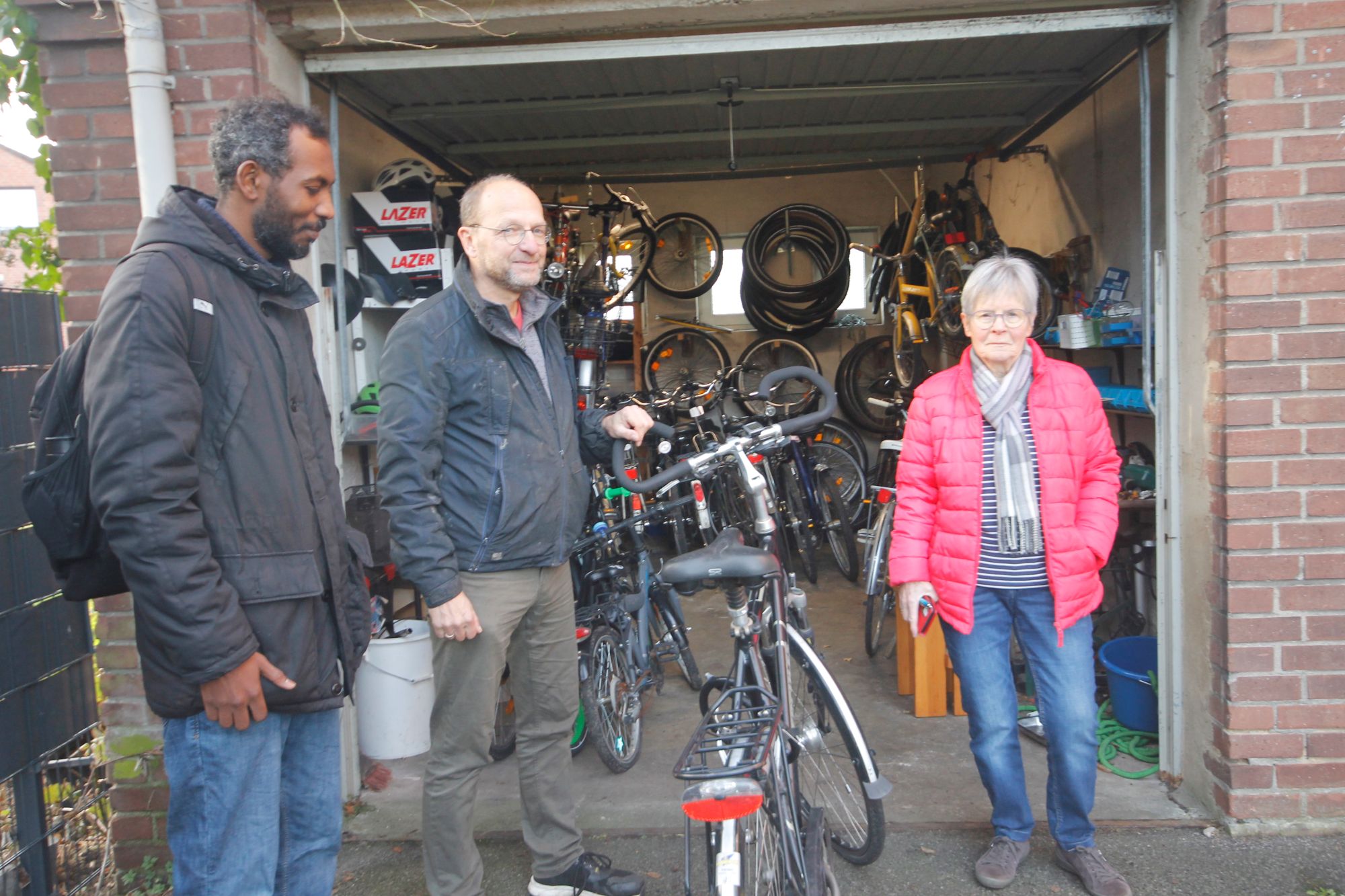 Abu Bakr hat sein Fahrrad vorbeigebracht. Thomas Hinz macht es wieder flott. Monika Höppmeier macht das Organisatorische.