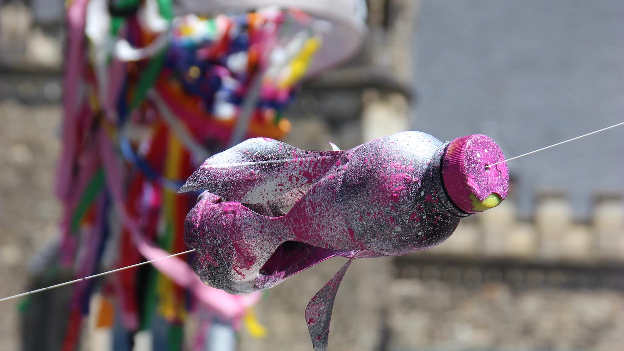 Die „Fliegenden-Flaschen-Fische“ sind aus einer Idee der Kinder und  Jugendlichen entstanden. Bei Wind sausen sie die Schnur hinauf.