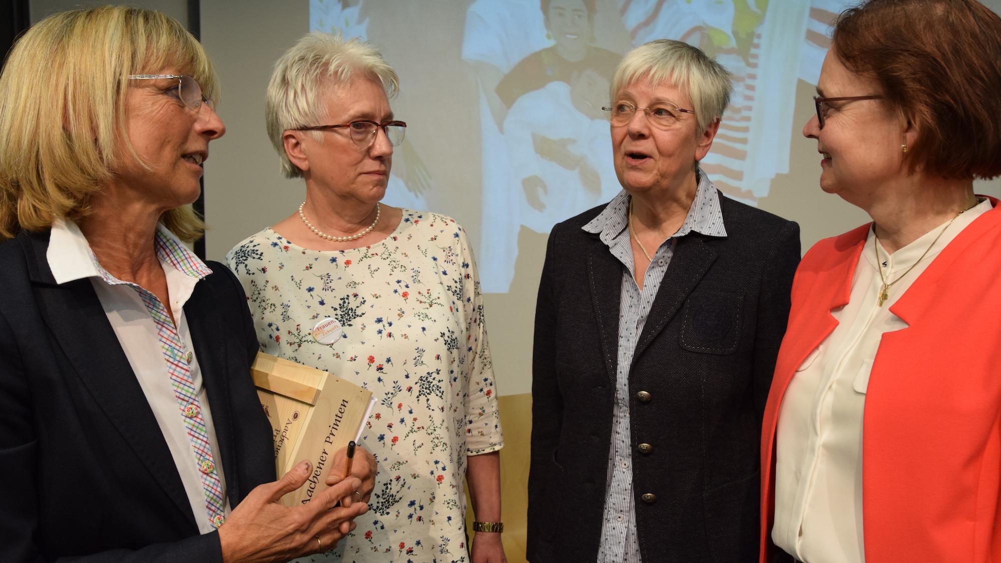 Respektvoll und auf Augenhöhe miteinander diskutiert: Marianne Genenger-Stricker, Monika Schmitz, Irmentraud Kobusch und Margit Eckholt (v. l.).