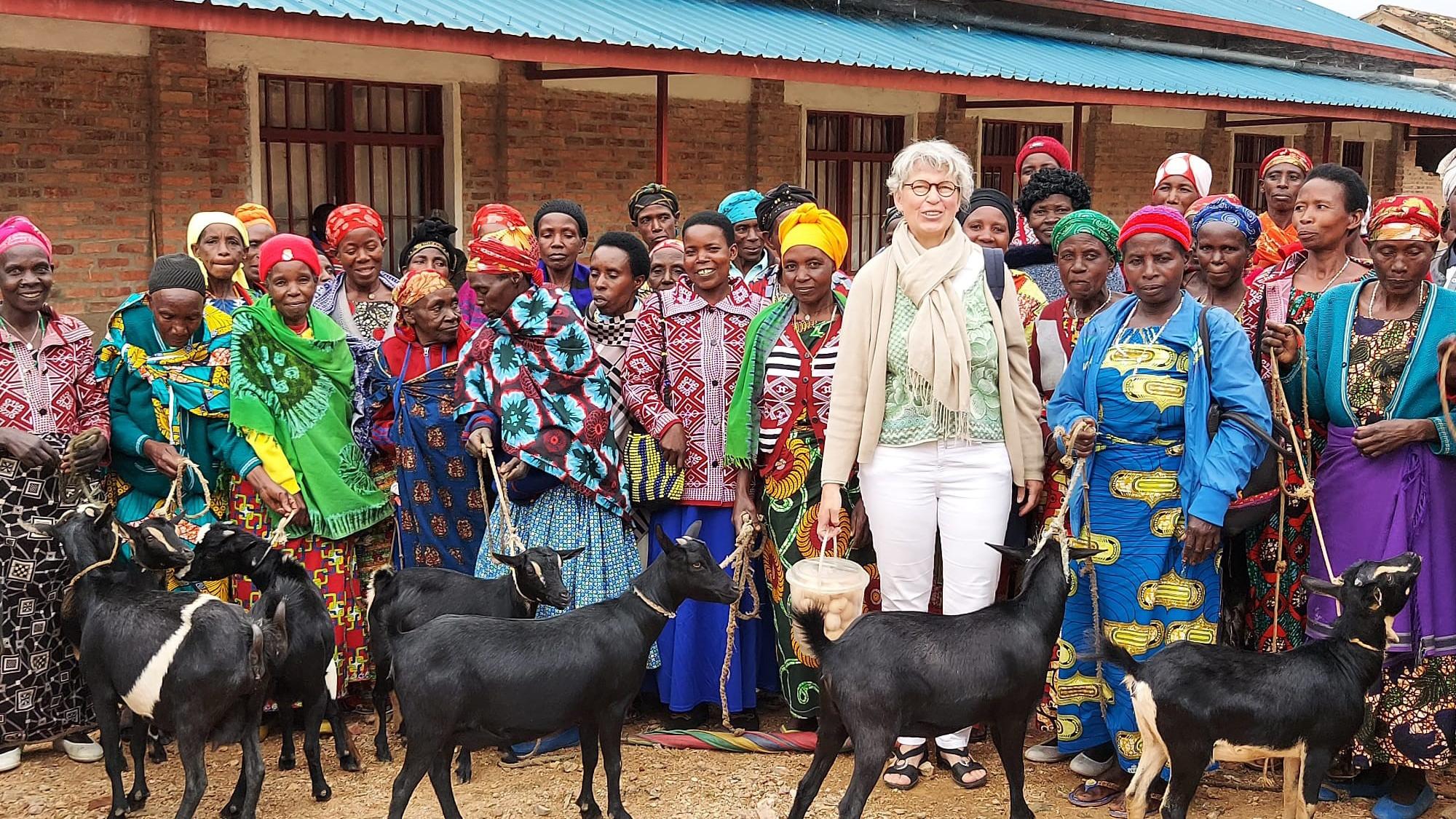 Präsidentin Margret Dieckmann-Nardmann zu Besuch in Ruanda. Die Arbeit lebt von den engen Kontakten zu den Frauen vor Ort.