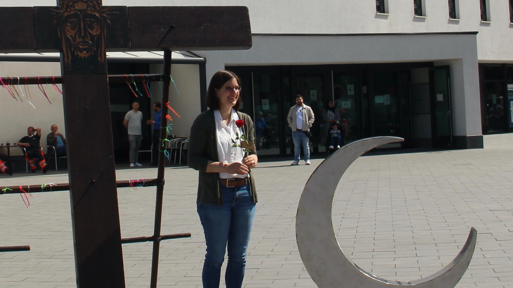 Starkes Symbol: Friedenskreuz und Halbmond vor der Moschee. Dazwischen Yasmin Raimundo-Ochoa.