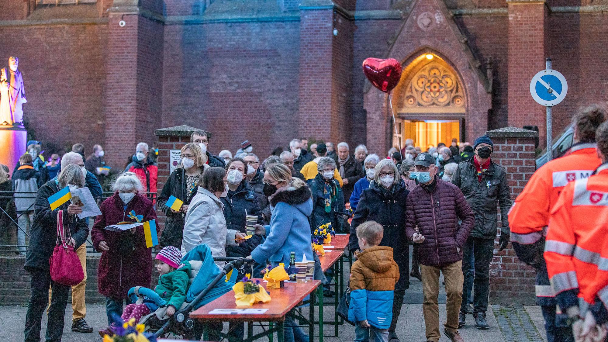 Platz nehmen konnten die Besucher an den Tischen ohne Stühle nicht. Sie sollten nach dem ökumenischen Gottesdienst miteinander in lockerer Atmosphäre ins Gespräch kommen.