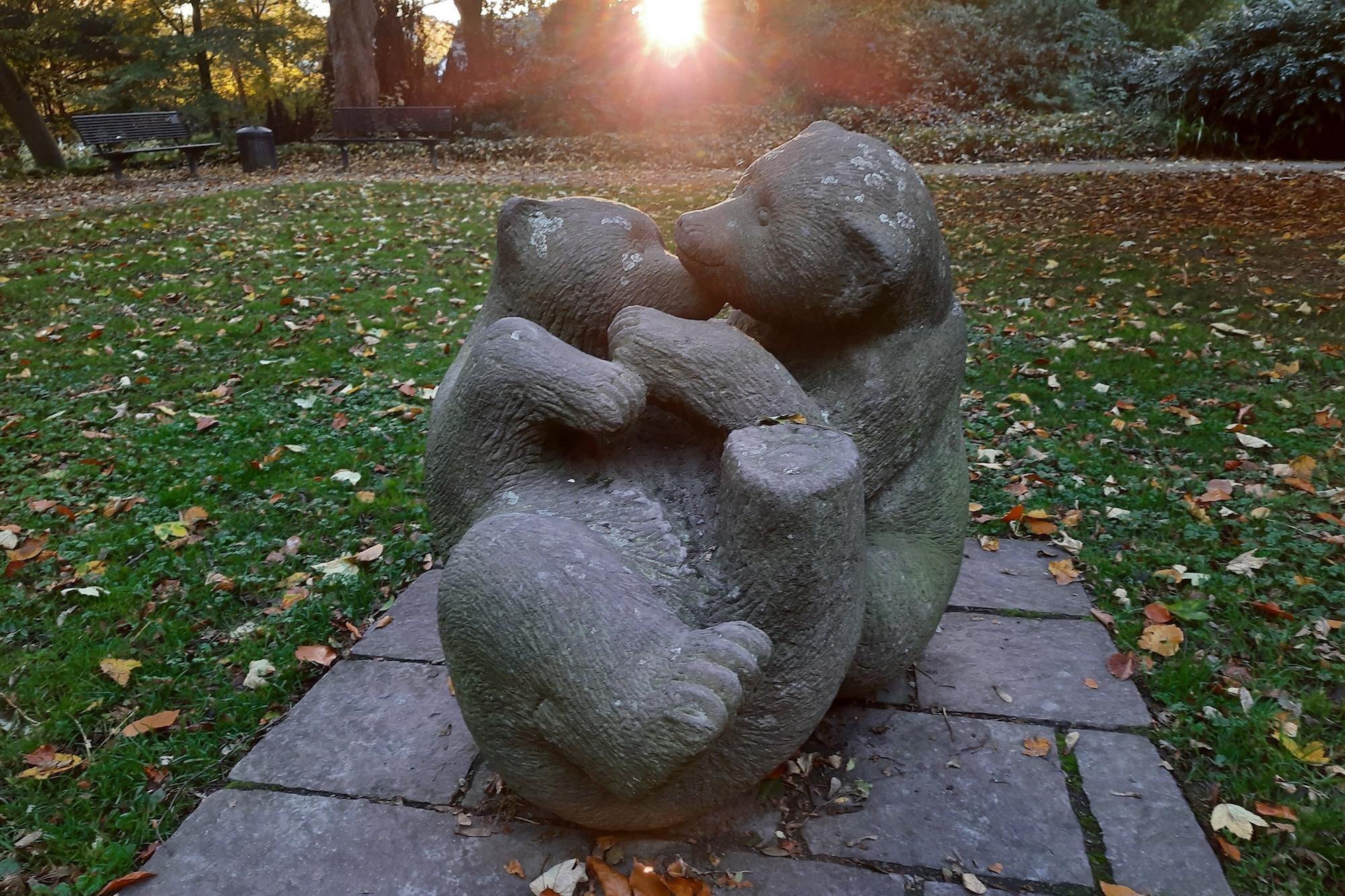 Die Figur der spielenden Bärenkinder ist ein tröstlicher Anblick.