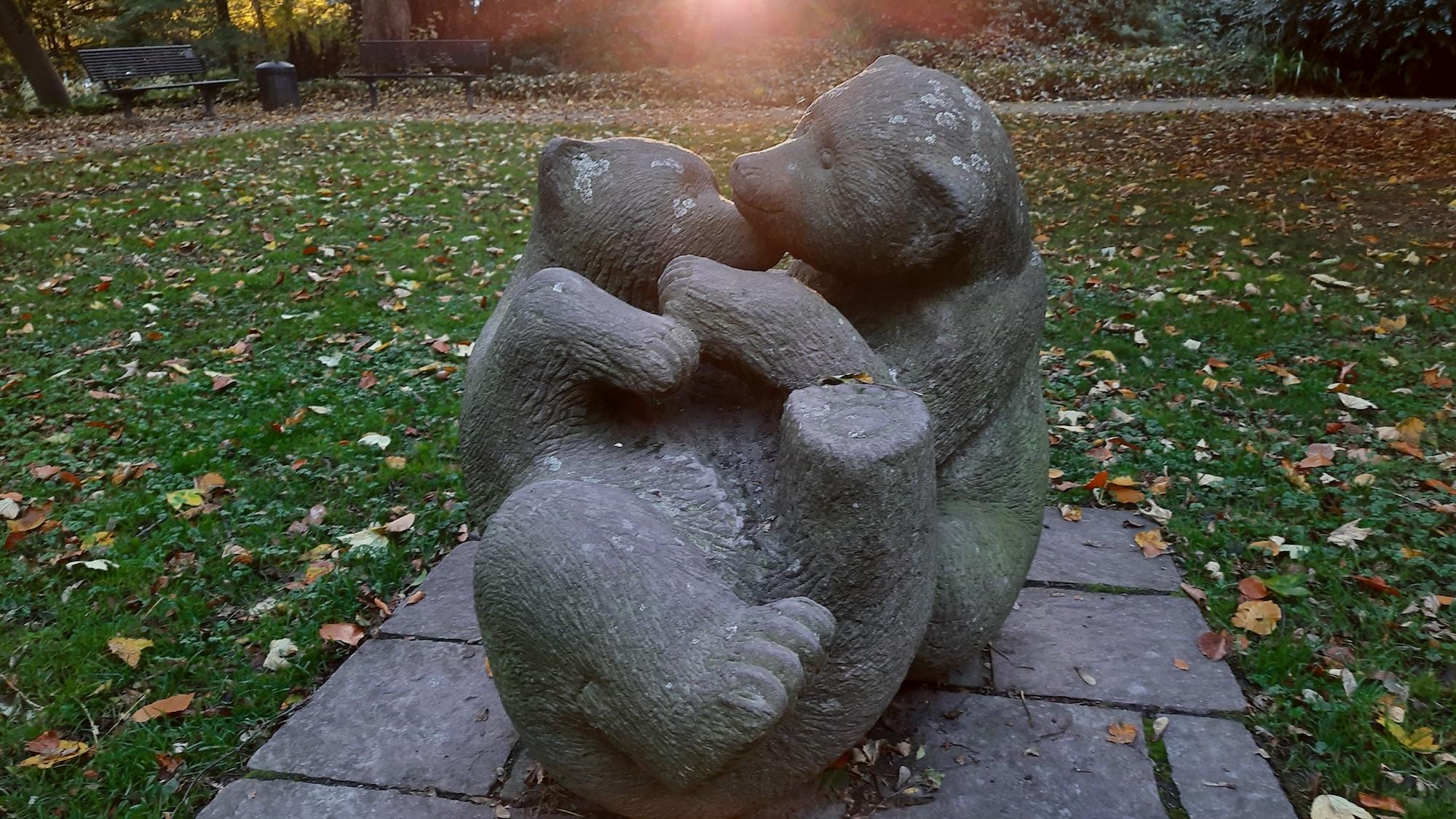 Die Figur der spielenden Bärenkinder ist ein tröstlicher Anblick.