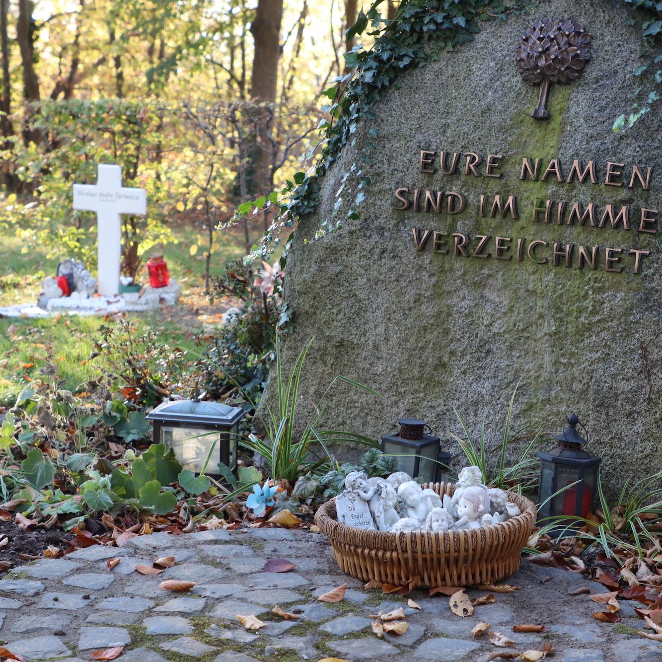 Auf den Friedhöfen gehören inzwischen nicht nur Kindergräber, sondern auch Gedenkstätten für Totgeburten zur Gedenkkultur.