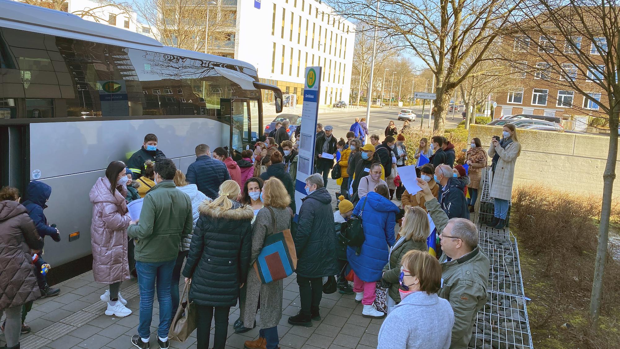 In der Region Düren sind – wie vielerorts im  Bistum – die Menschen aus der Ukraine mit Bussen sicher eingetroffen.