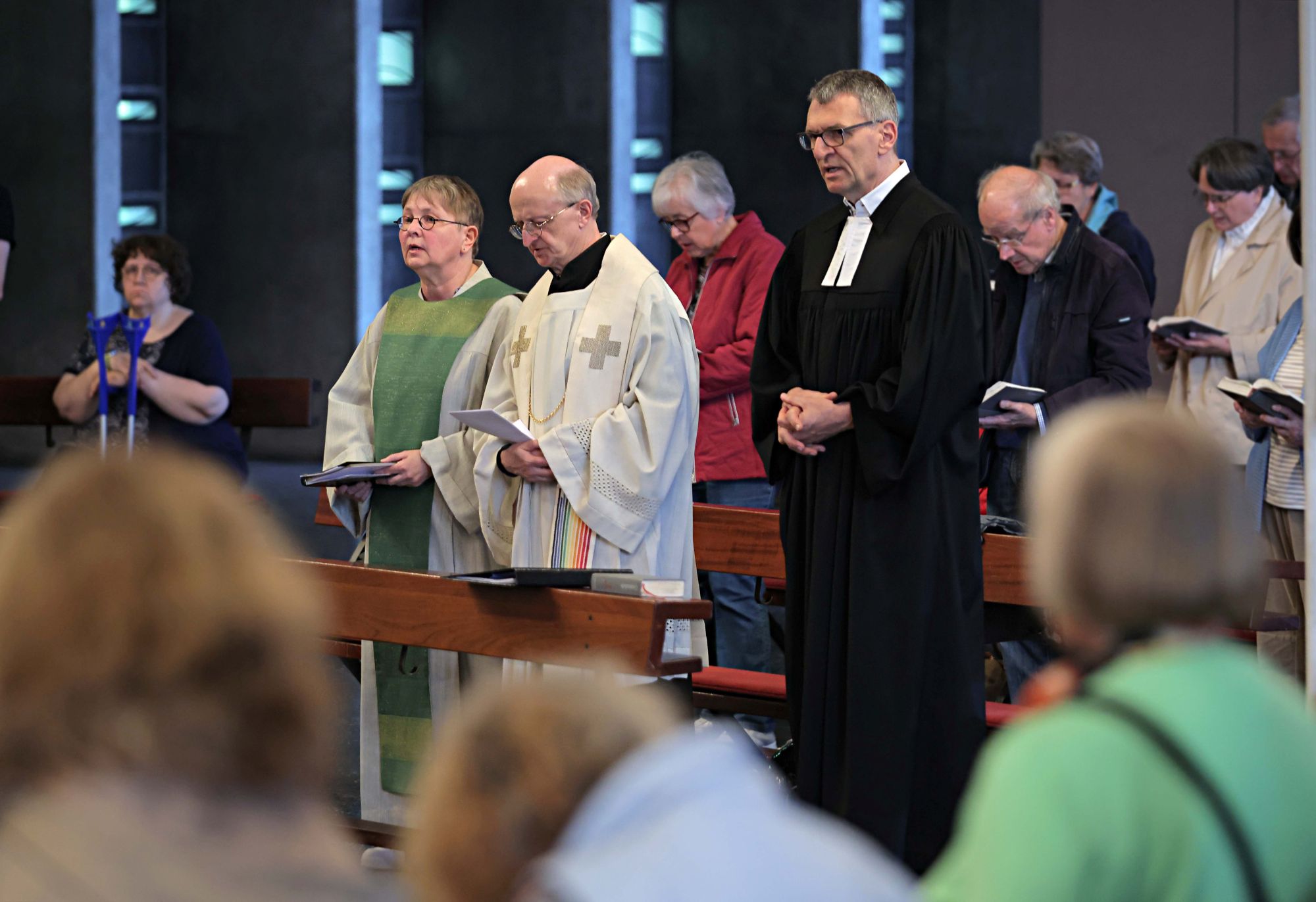Feierte ihren Abschied in der Pius-Lukas-Kirche: Dorothea Blum, mit Pfarrer Christoph Zettner (Mutte) und Pfarrer Christoph Tebbe.