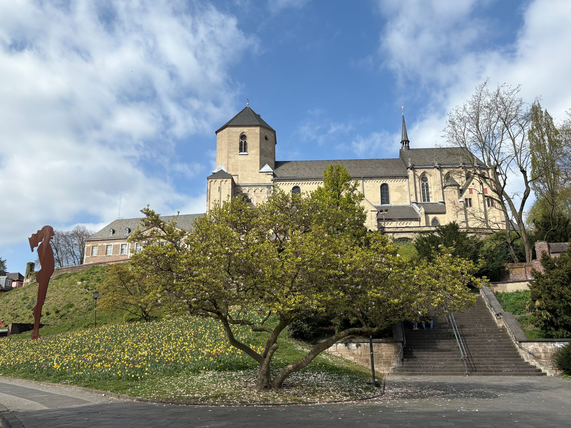Die Münster-Basilika auf dem Abteiberg ist das Wahrzeichen der Stadt Mönchengladbach.
