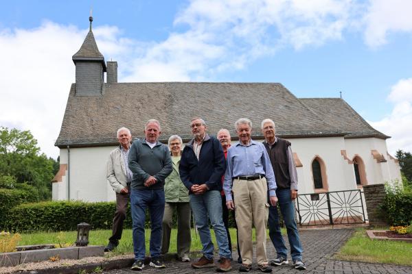 Die Verantwortlichen freuen sich über die gelungene Sanierung der Kapelle.