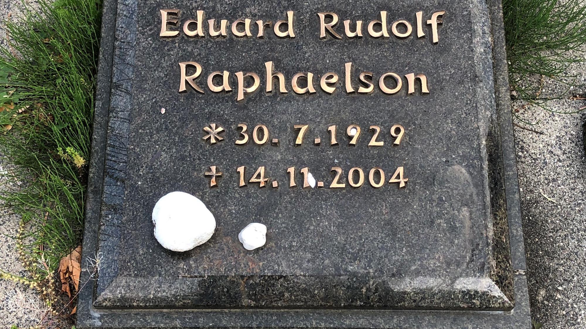 Der Grabstein von Eduard Raphaelson, des Enkels von Louis.