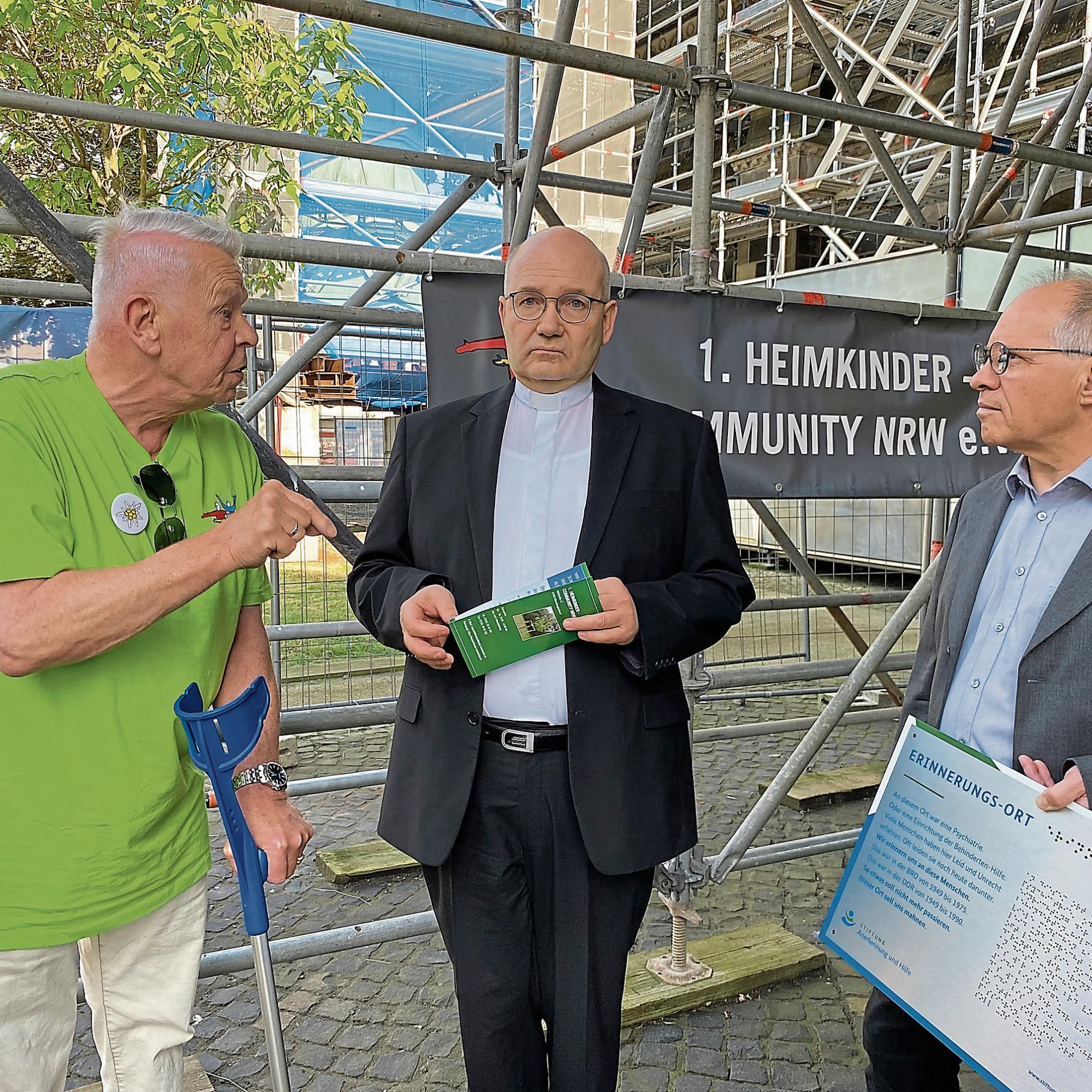 Uwe Werner, Vorsitzender der 1. Community ehemaliger Heimkinder, sprach mit Bischof Helmut Dieser und Münsterpropst Peter Blättler (v. l.).