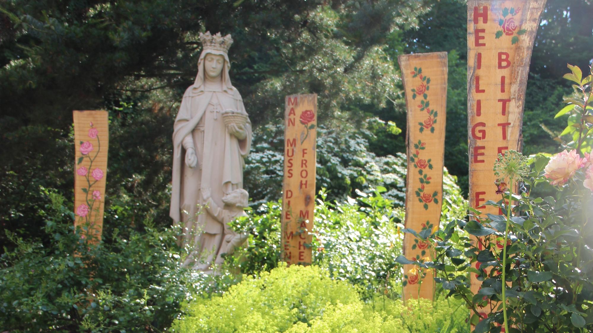 Neben Gründerin Apollonia die Inspirationsquelle der Gemeinschaft: die heilige Elisabeth, deren Figur im Klostergarten einen Ehrenplatz hat.