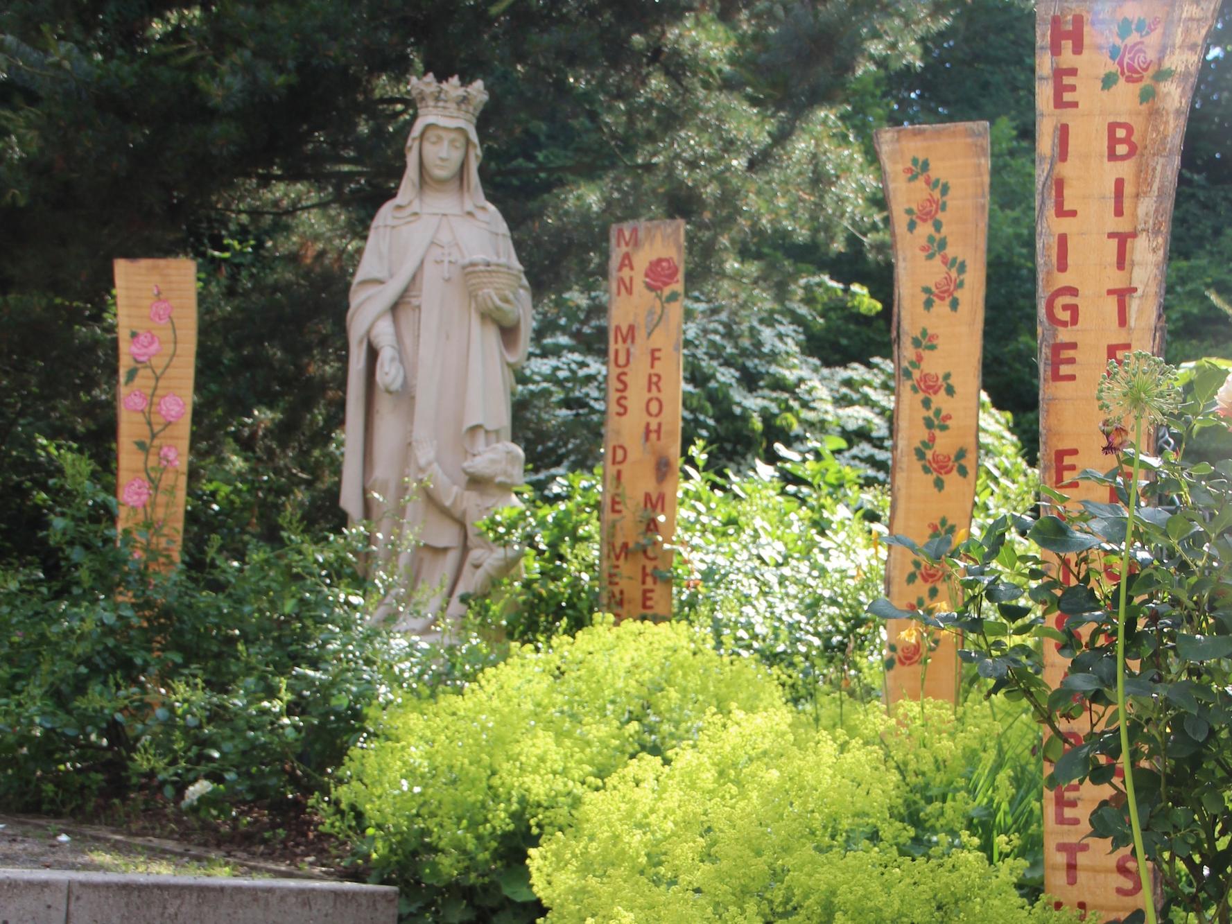 Neben Gründerin Apollonia die Inspirationsquelle der Gemeinschaft: die heilige Elisabeth, deren Figur im Klostergarten einen Ehrenplatz hat.