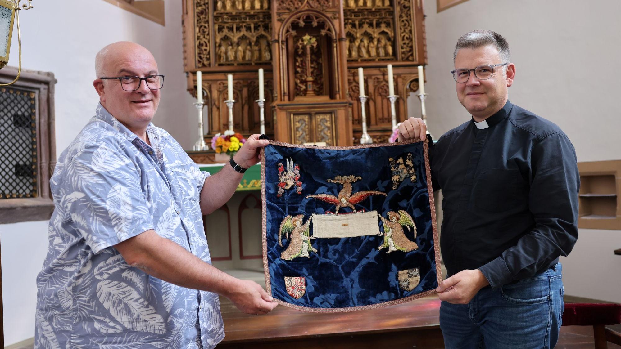 Mit der Erhebung und Verehrung des Abendmahlstuchs, gehalten von Markus Maria Schmitz und Pfarrer Andreas Züll, wird am Sonntag, 10. August, um 18 Uhr die Heiltumsfahrt eröffnet.