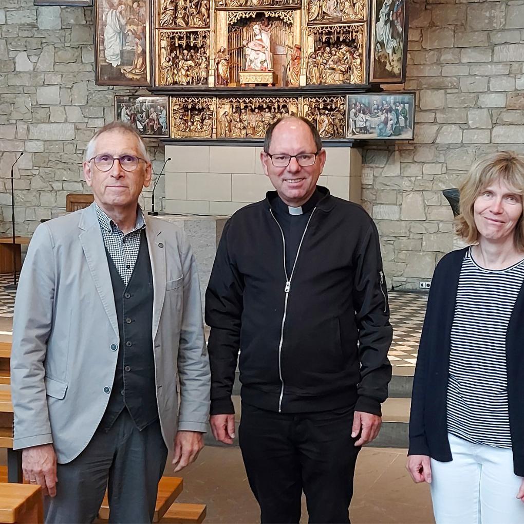 Die Wallfahrtsbeauftragte Alice Toporowsky und der Vorsitzende des Fördervereins Peter Cremer flankieren Pfarrer Kurt Josef Wecker.