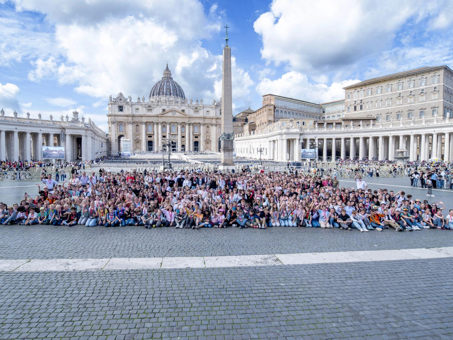 Gruppenfoto auf dem Petersplatz: Das ganze Gymnasium Steinfeld hatte sich anlässlich des Schuljubiläums auf den Weg nach Rom gemacht.