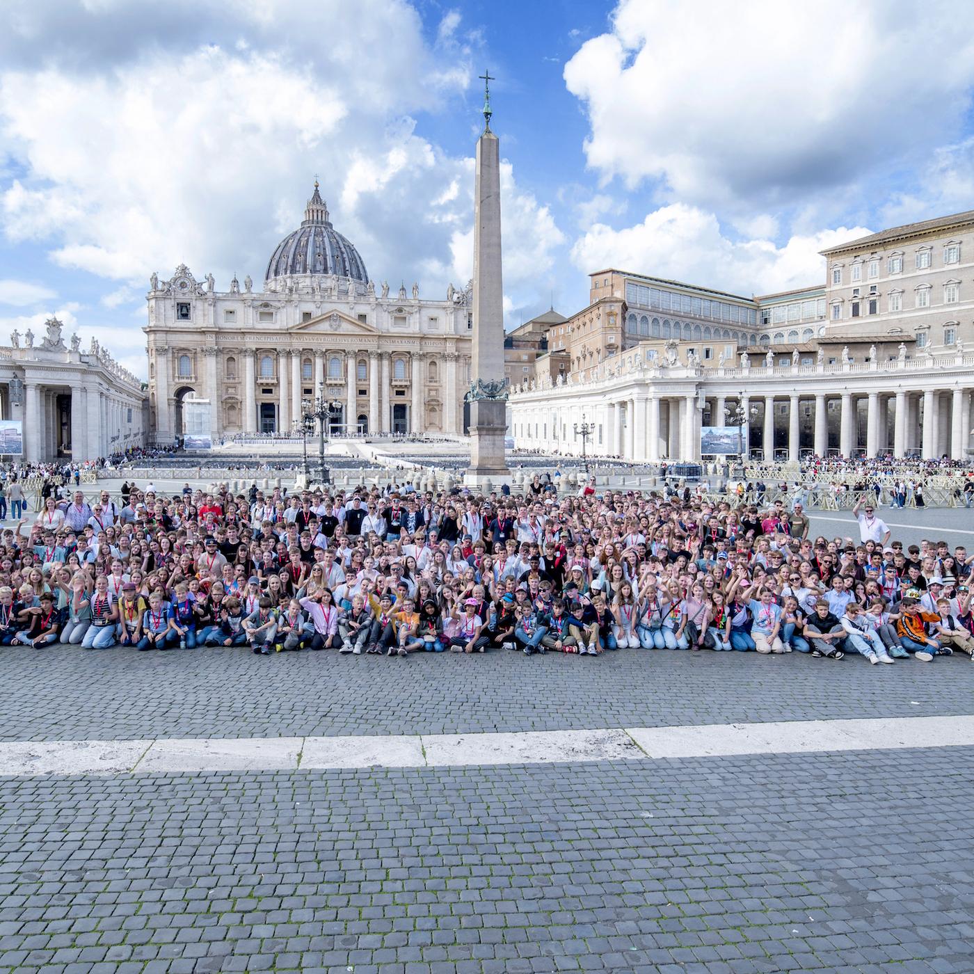 Gruppenfoto auf dem Petersplatz: Das ganze Gymnasium Steinfeld hatte sich anlässlich des Schuljubiläums auf den Weg nach Rom gemacht.