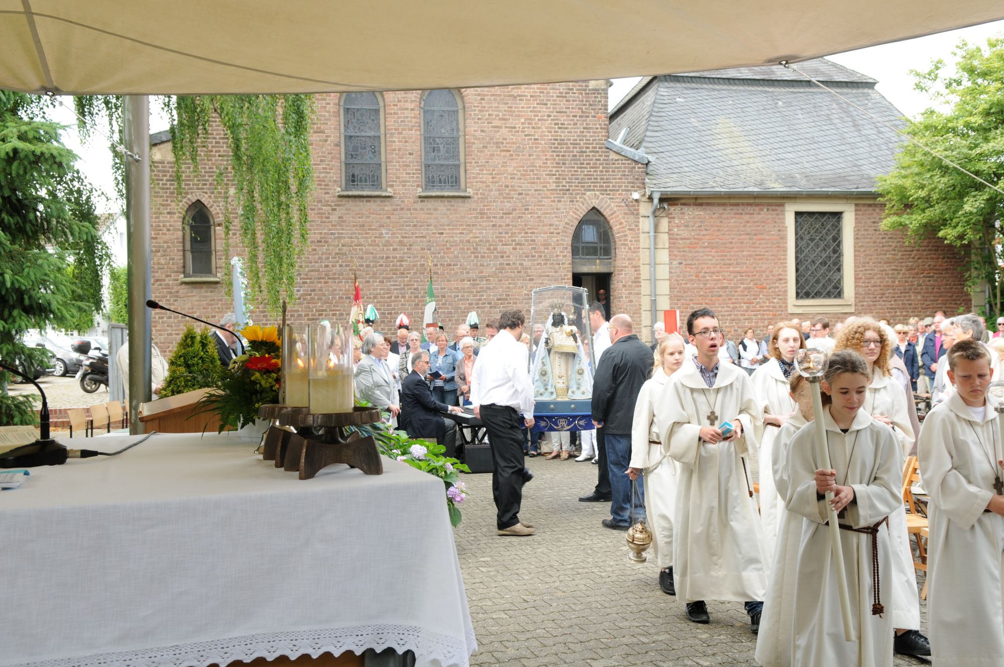 Zur Eröffnung der Wallfahrtsoktav in Holtum wird die Schwarze Madonna in einer Prozession durch das Dorf getragen. Die Pilgerinnen und Pilger verehren sie während der Woche in der Kapelle Mariä Heimsuchung.