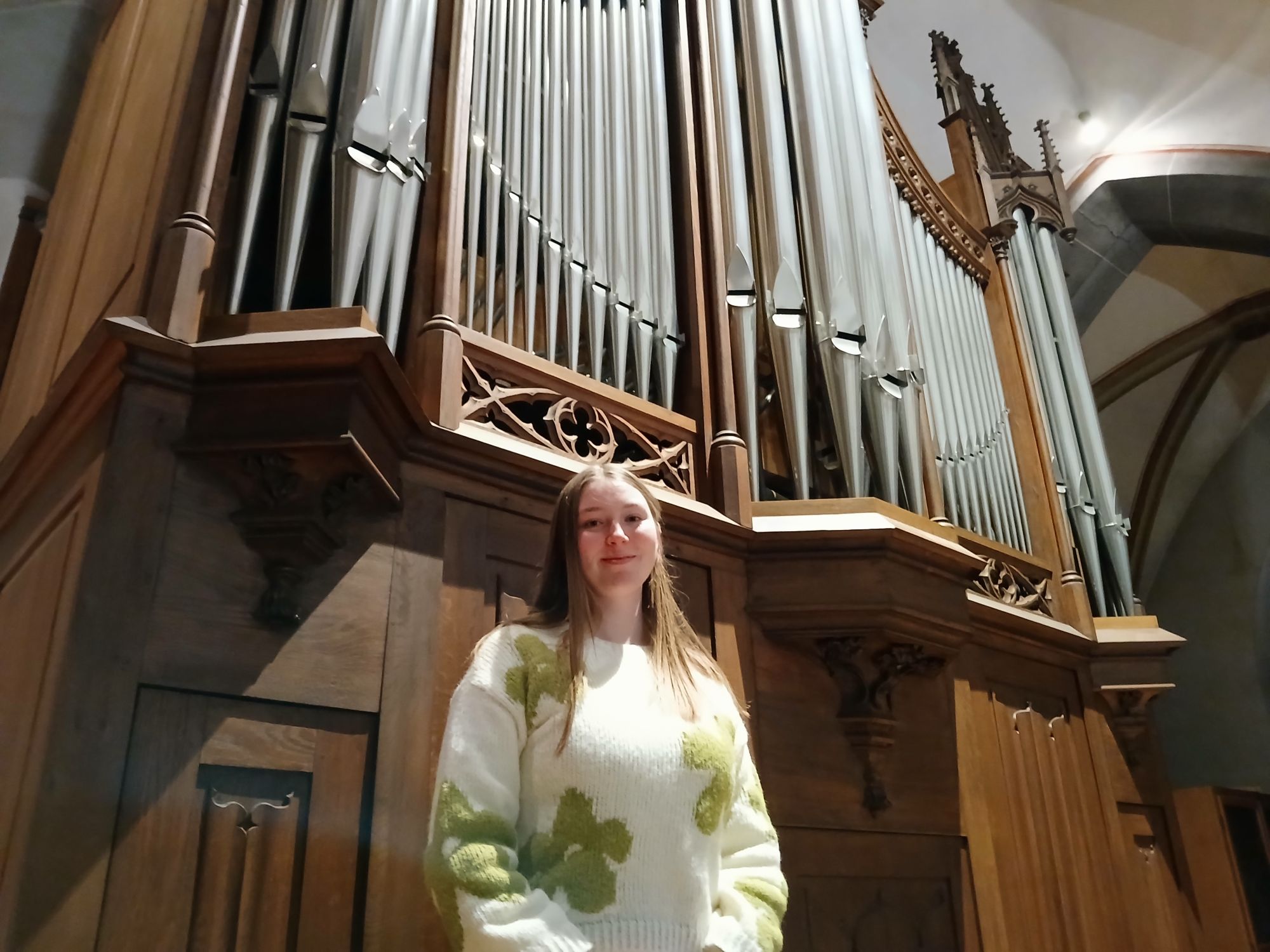 Respekt vor großen Pfeifen: Schon seit zwölf Jahren macht die inzwischen 18-Jährige Isabel Alpmann Musik, neben vielen weiteren Aktivitäten. Sie ist ein Multitalent mit klaren, breit gestreuten Zielen und lässt sich jetzt zur Kirchenmusikerin ausbilden. Neuerdings engagiert sie sich ehrenamtlich im Rat des Pastoralen Raums Aachen-Kornelimünster/Roetgen.