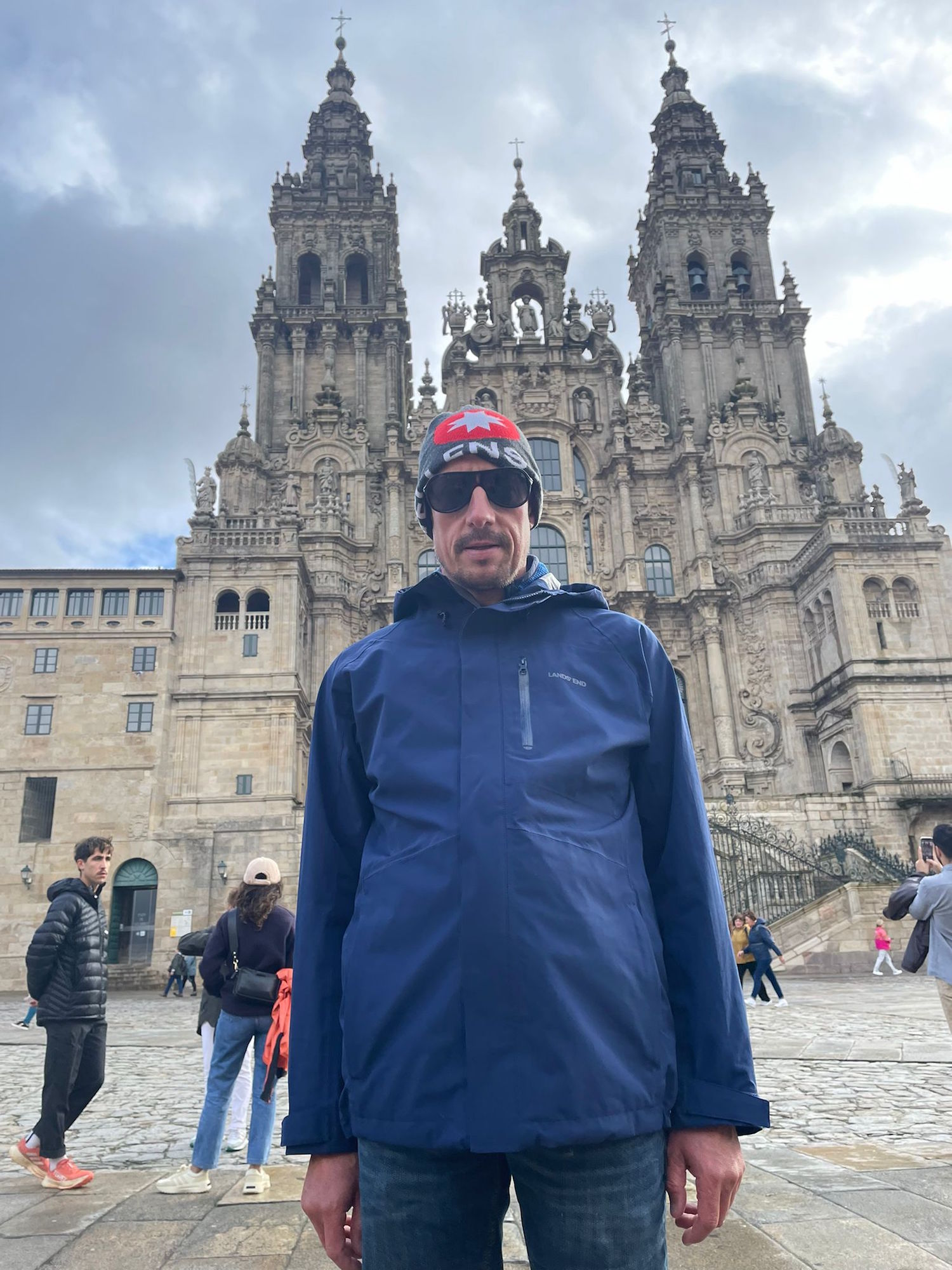 Am Ziel: Uwe Ortmanns vor der Kathedrale in Santiago de Compostela. 300 Kilometer haben er und sein Begleiter Jochen Kamps in zwei Wochen zurückgelegt.