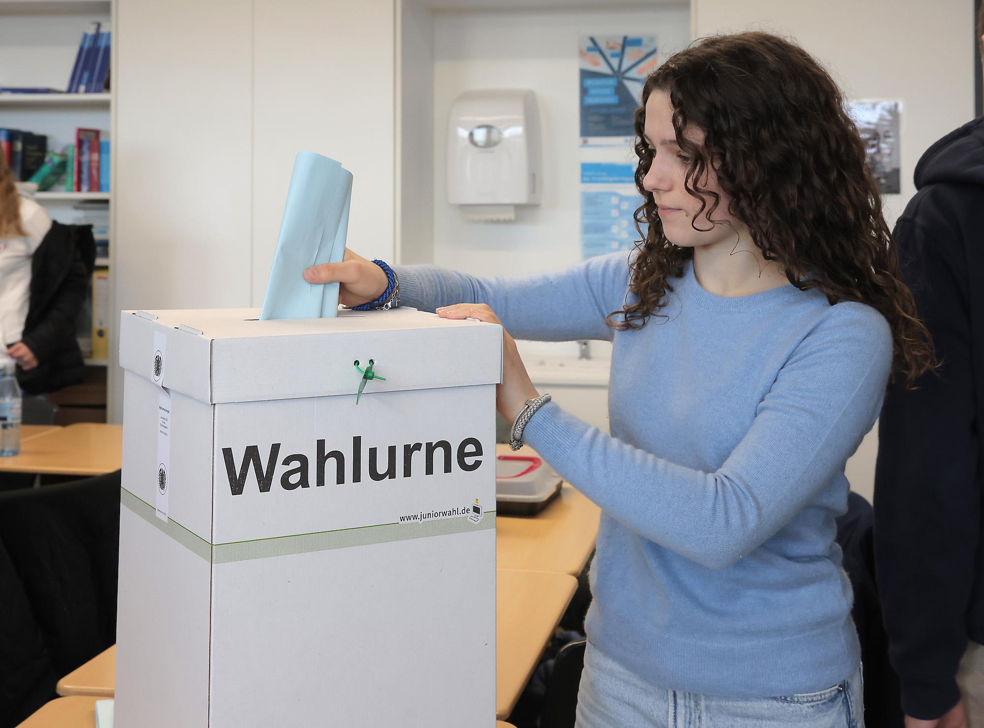 Probelauf unter realen Bedingungen: Der gefaltete Stimmzettel kommt in die Wahlurne.