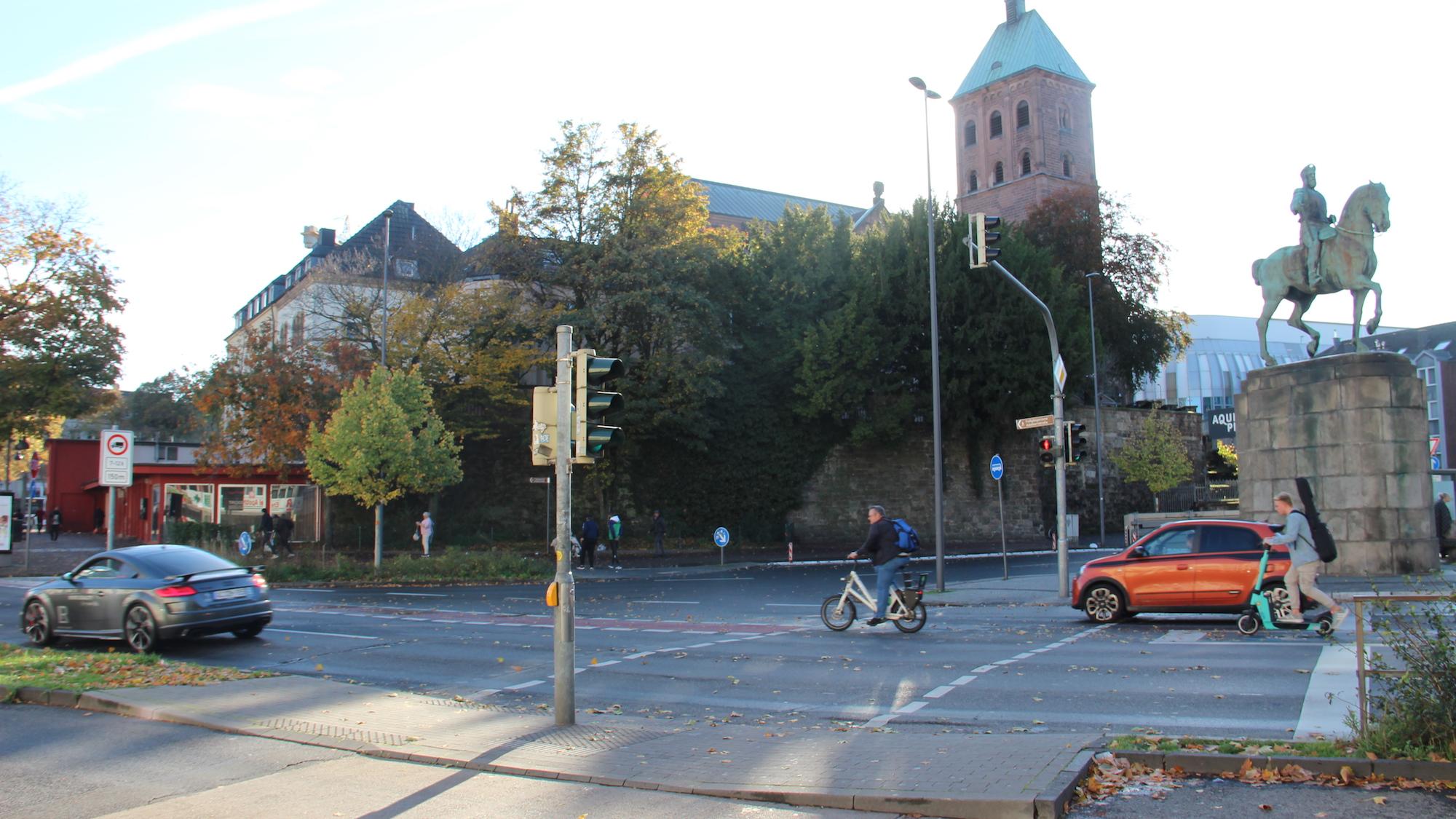 Der Kaiserplatz mit St. Adalbert im Hintergrund ist noch immer auch ein sozialer Brennpunkt.