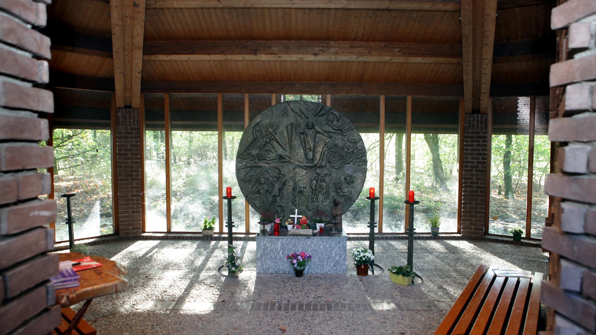 Die verglaste Rückwand der Kapelle lenkt den Blick der Besucher direkt in die Natur.