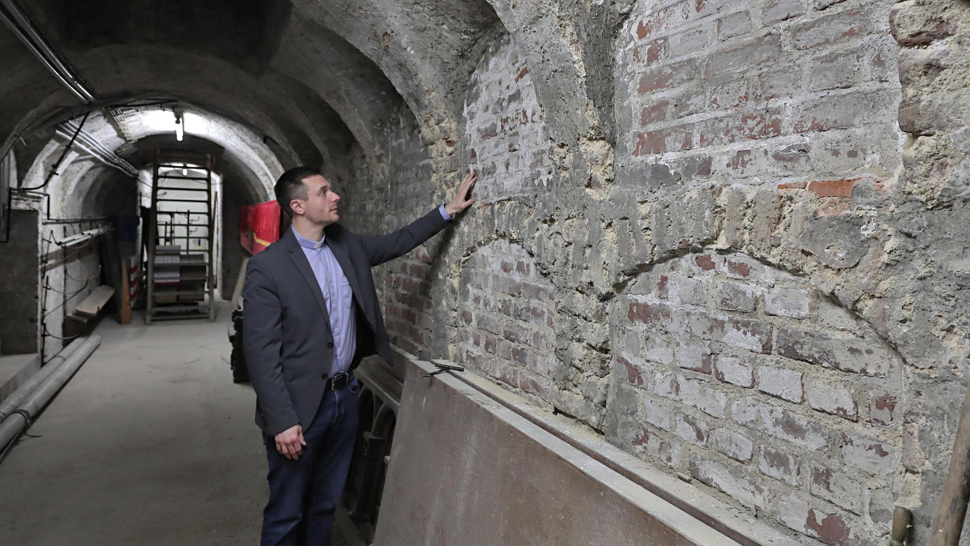 Insgesamt 72 Grabkammern, jeweils drei übereinander in 12 Reihen, befinden sich unter der Kirche St. Dionysius, erklärt Pfarrer David Grüntjens.