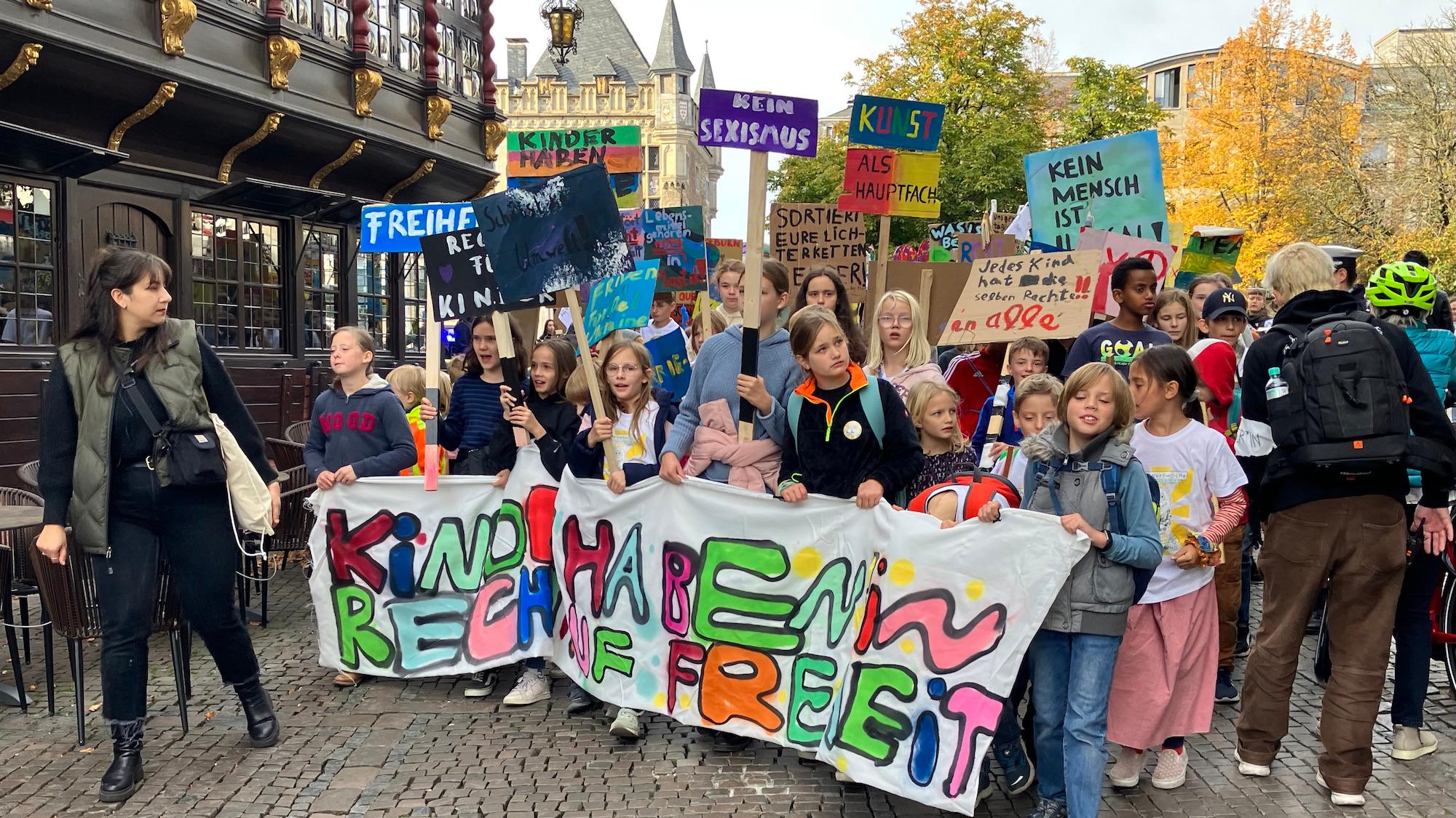 Das Thema „Jetzt erst Recht. Kinderrecht“ zog sich wie ein roter Faden durch die Woche, nicht nur wie hier beim Demozug durch Aachen.