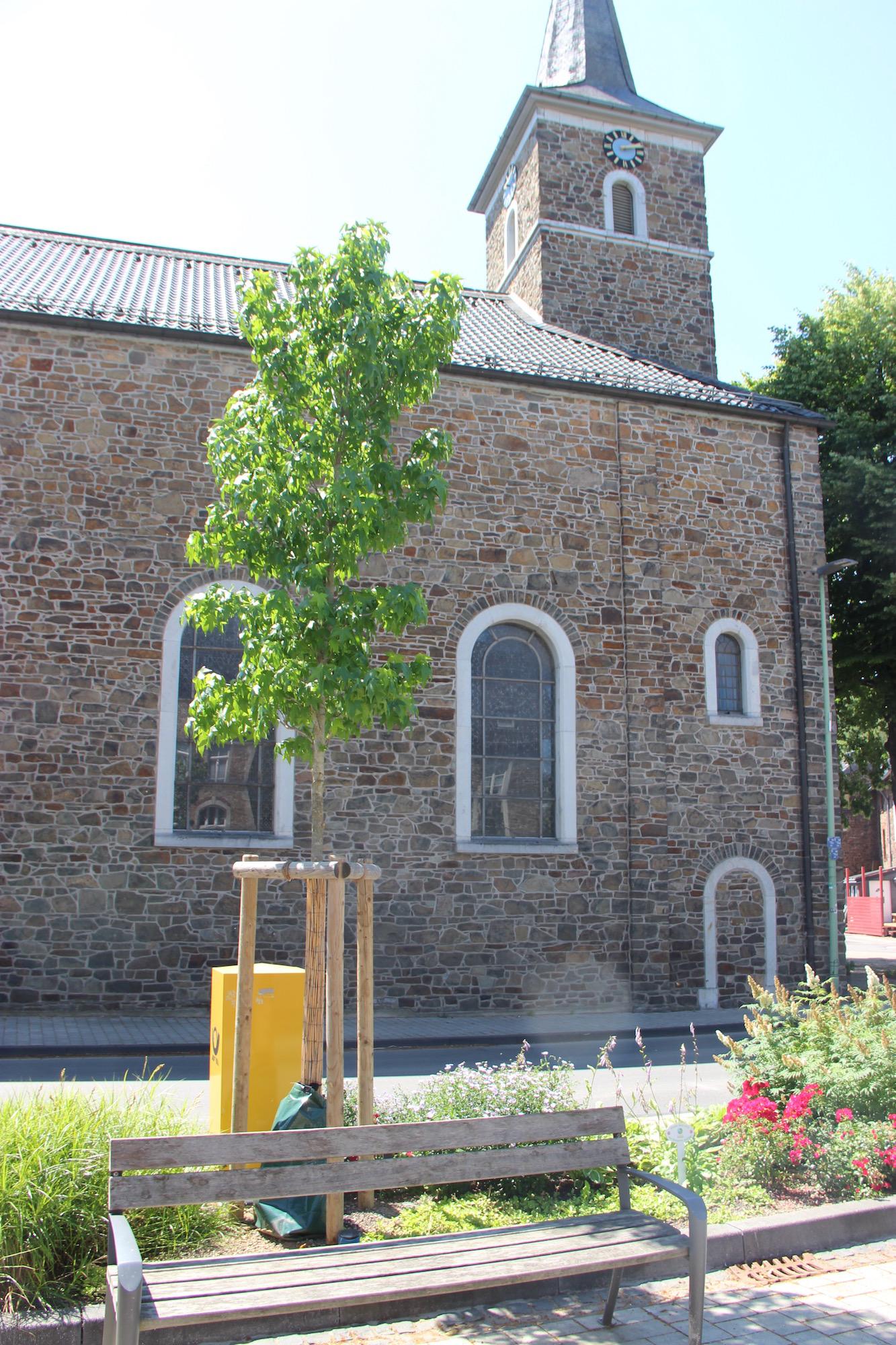Von außen sieht man der Kirche im „Zweistromland“ zwischen Vichtbach und Hasselbach die Flutfolgen nicht an.