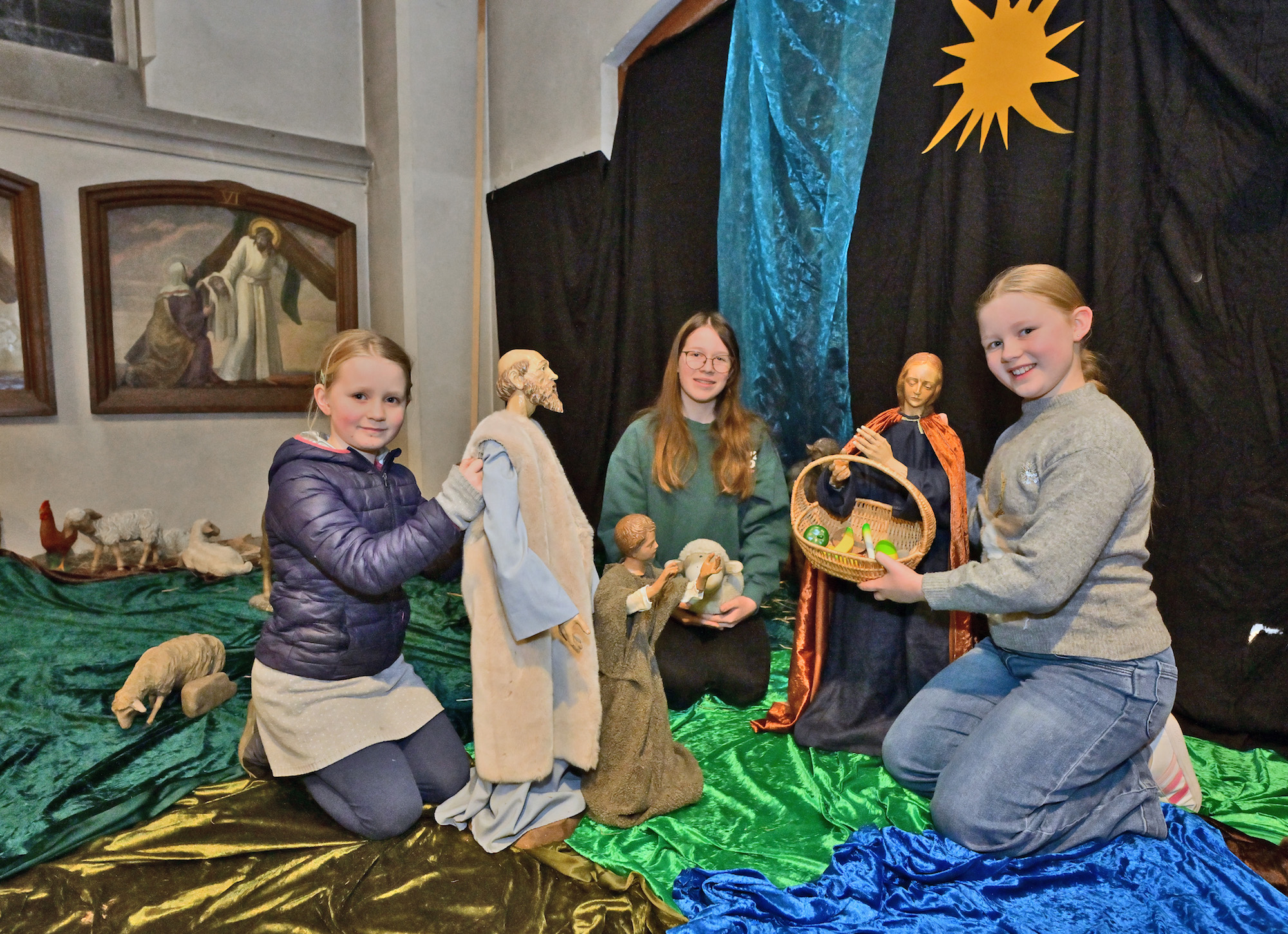 Rosalie, Alina und Flora (v.l.) beim Aufbau des Krippenbildes für den Dritten Advent.