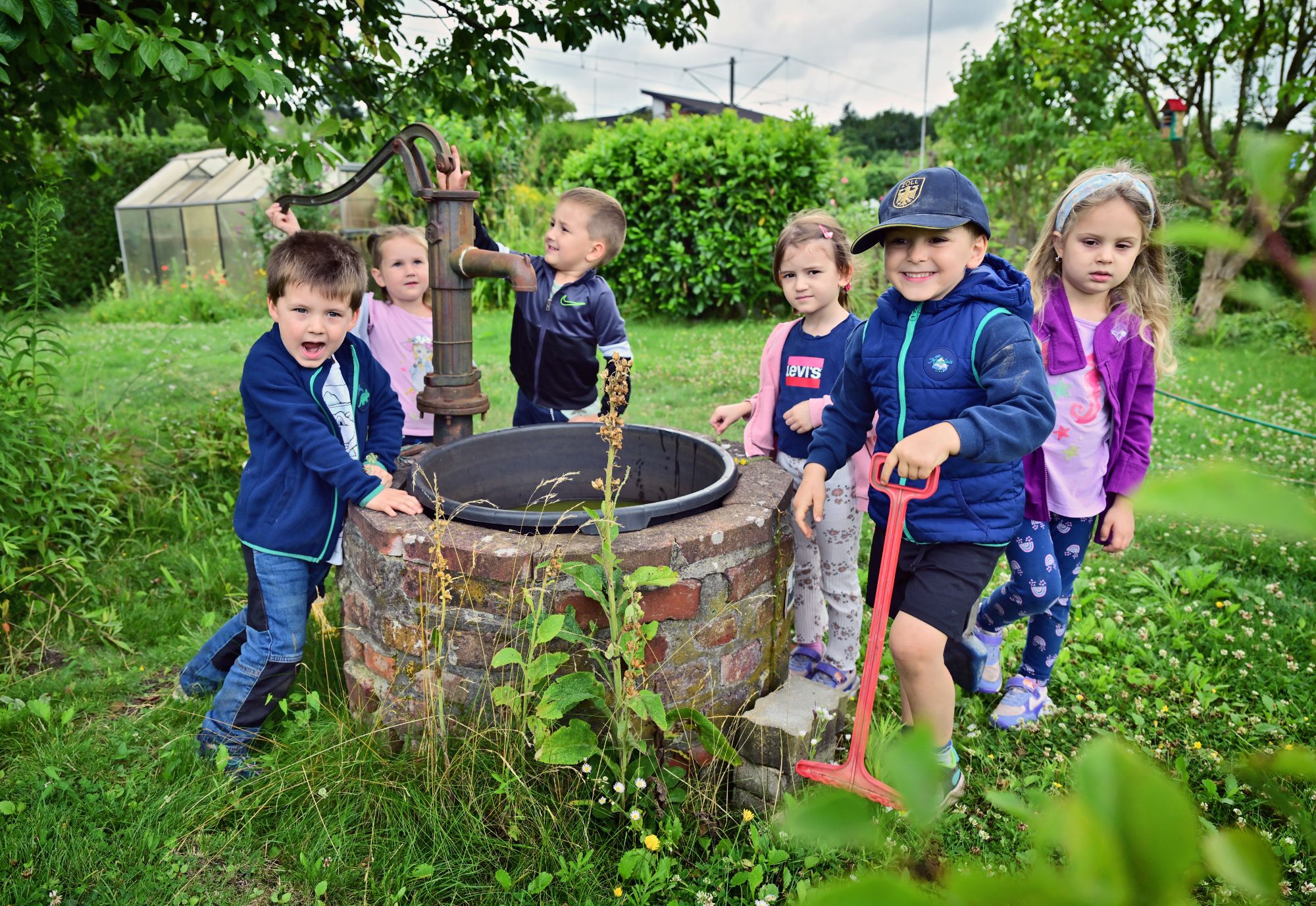 Einmal pro Woche sind die Kinder im Naschgarten und verfolgen, was sich tut.