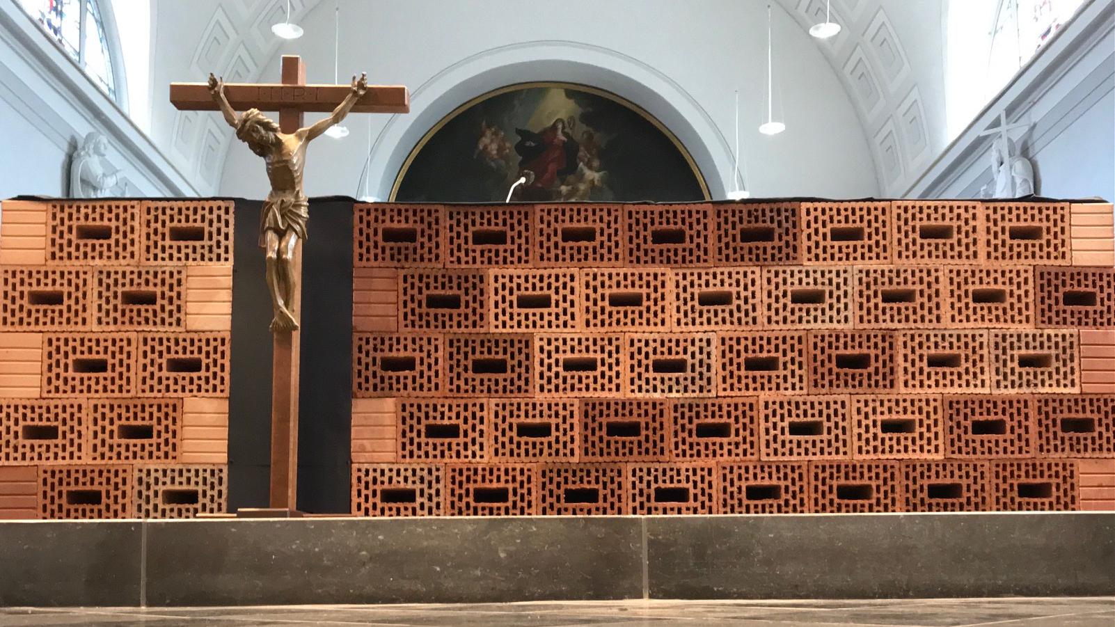 Aus roten Ziegeln wurde die Klagemauer in der Kirche St. Mariä Himmelfahrt in Geilenkirchen aufgebaut. Sie steht mitten im Kirchenraum.