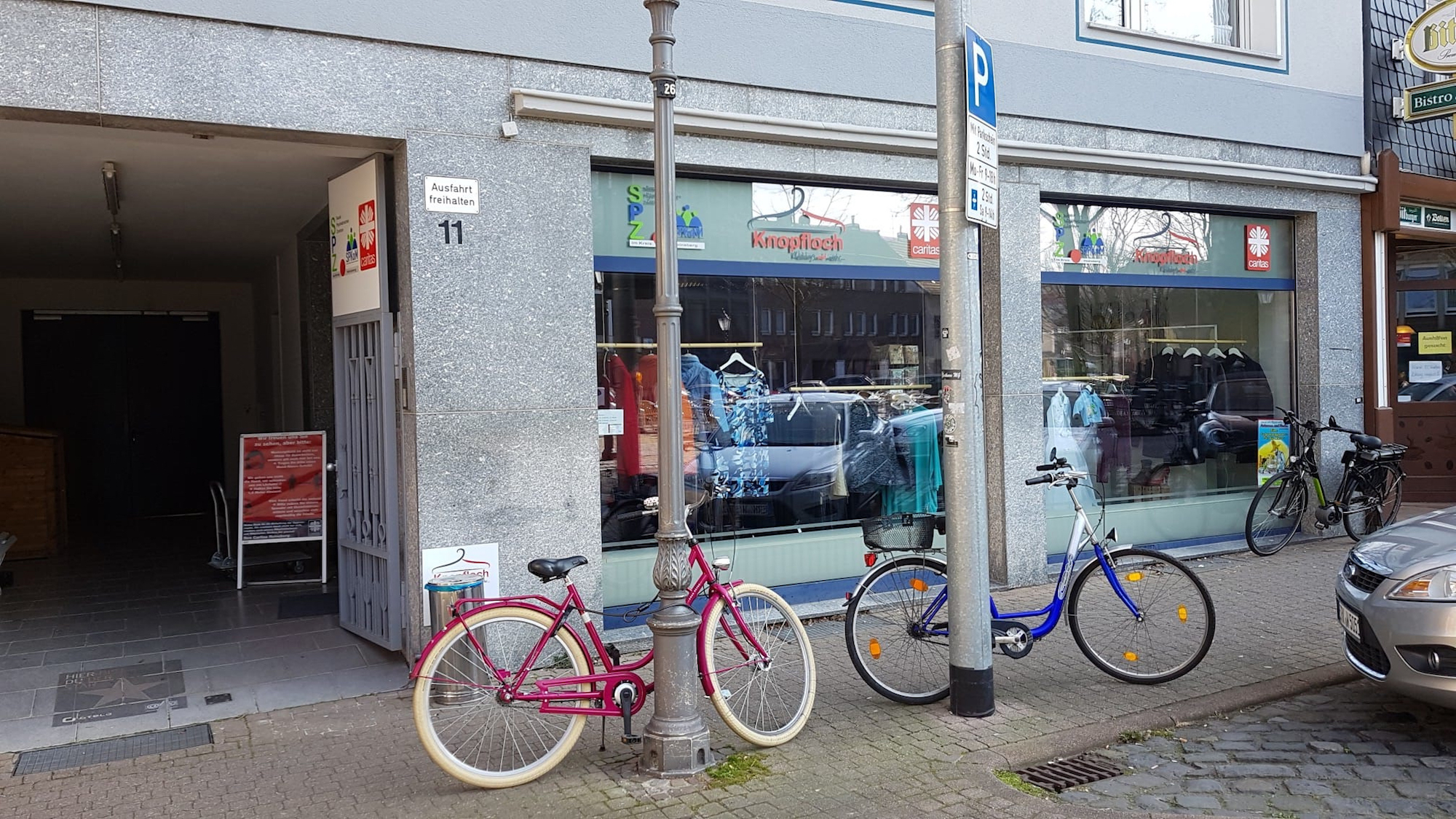 Das „Knopfloch“ am Johannismarkt in Erkelenz ist vieles: ein Laden mit günstiger Kleidung aus zweiter Hand und eine Perspektive für psychisch kranke Menschen.