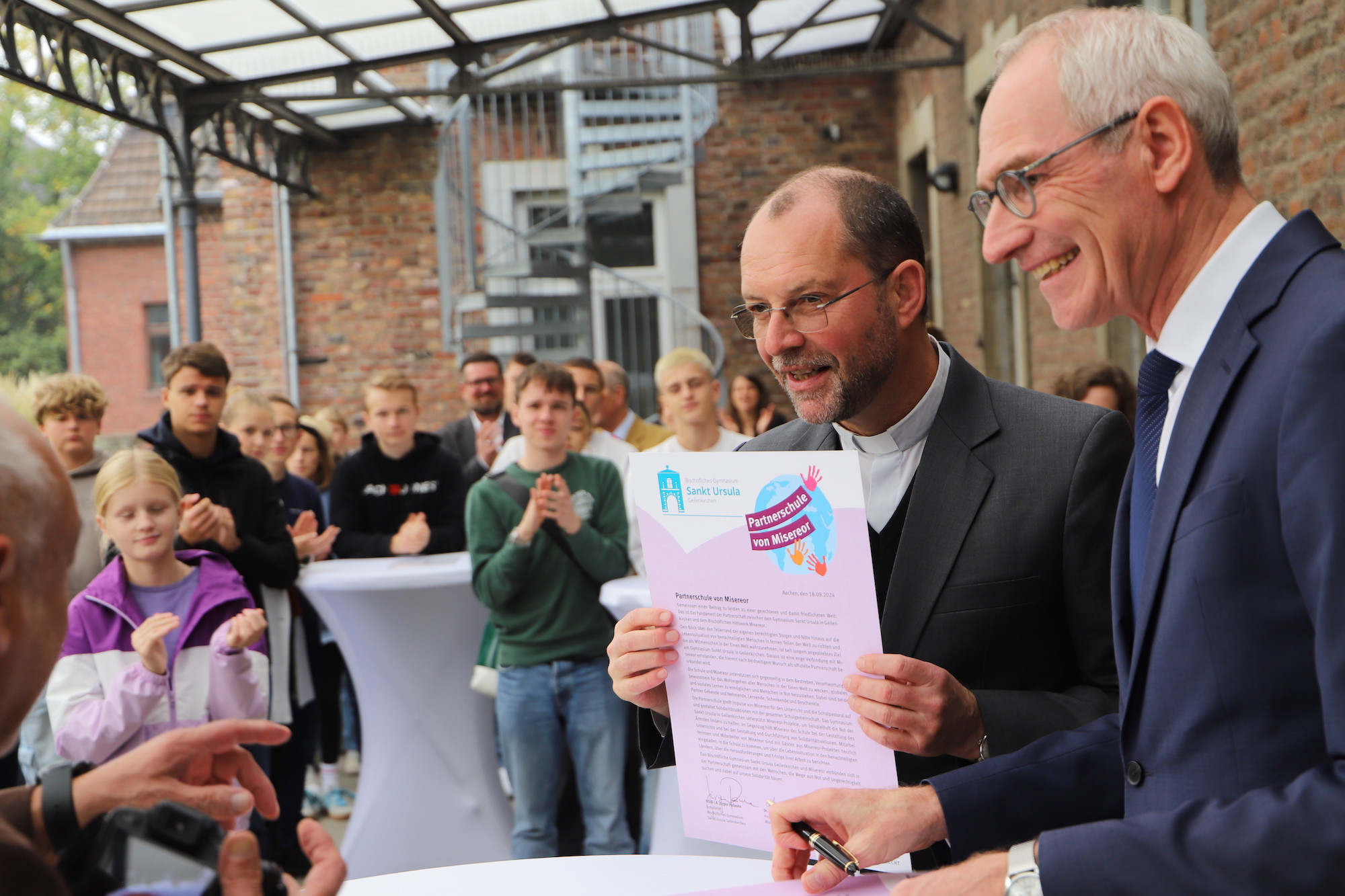 Die Farbe des Papiers sollte ein gutes Omen für die Zukunft sein: Andreas Frick (l.) und Jürgen Pallaske haben den Partnerschaftsvertrag unterzeichnet.