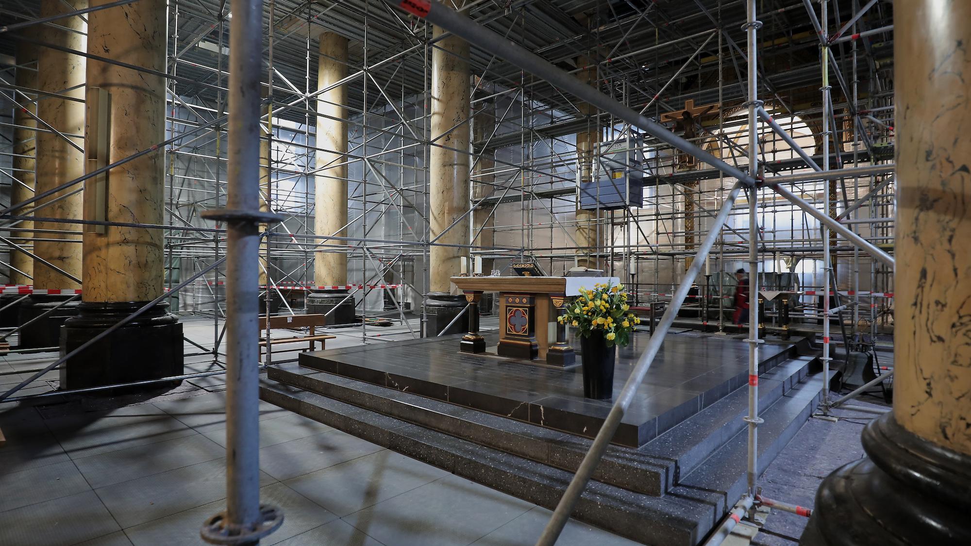 Dicht eingerüstet ist der Innenraum der Stadtkirche St. Dionysius. Bis Ostern soll der erste Teil der Arbeiten abgeschlossen sein.