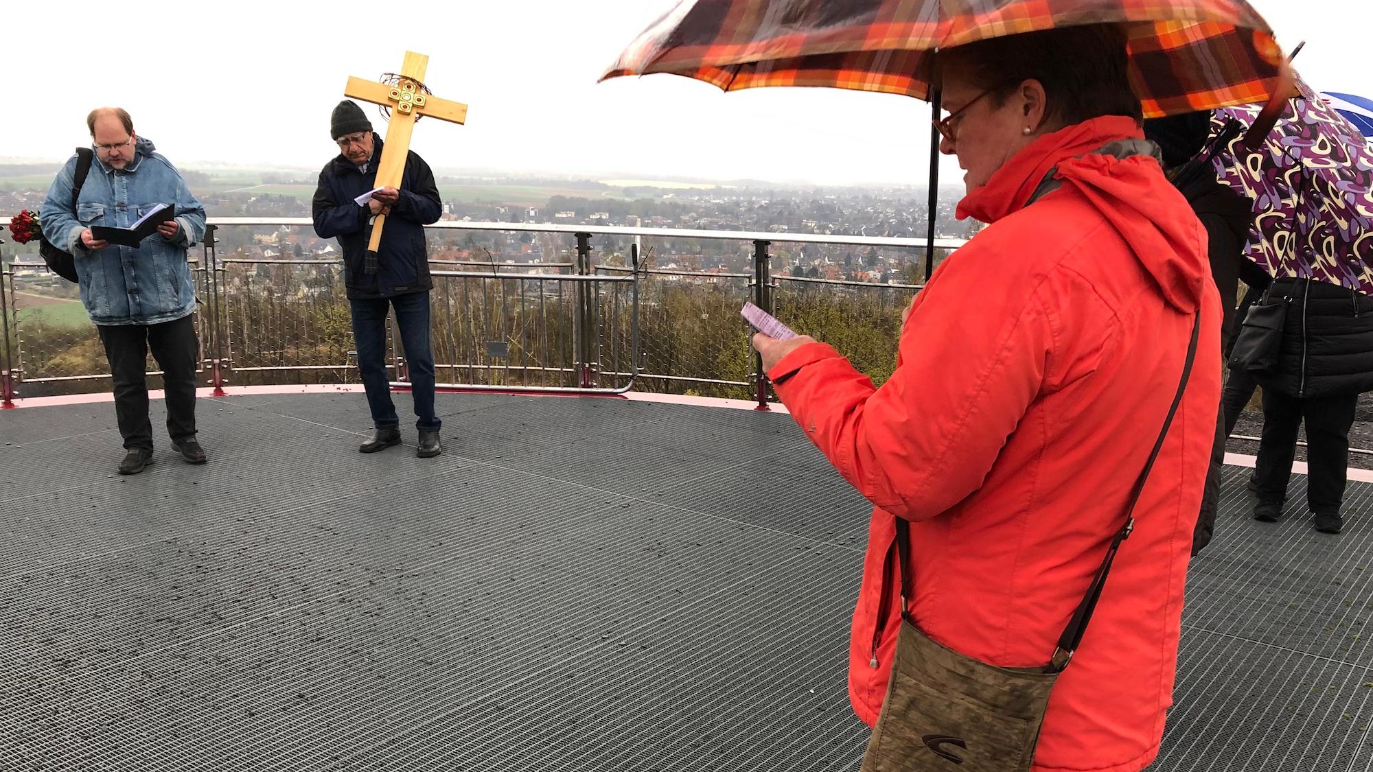 Ankunft oben auf dem Bergplateau des Carl- Alexander-Parks, wo die Gruppe Fürbitte hält.