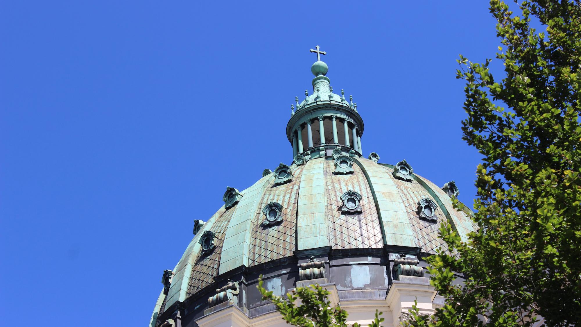 Im kleinen Örtchen Oudenbosch in Nordbrabant steht eine maßstabsgetreue Kopie der Peterskirche.