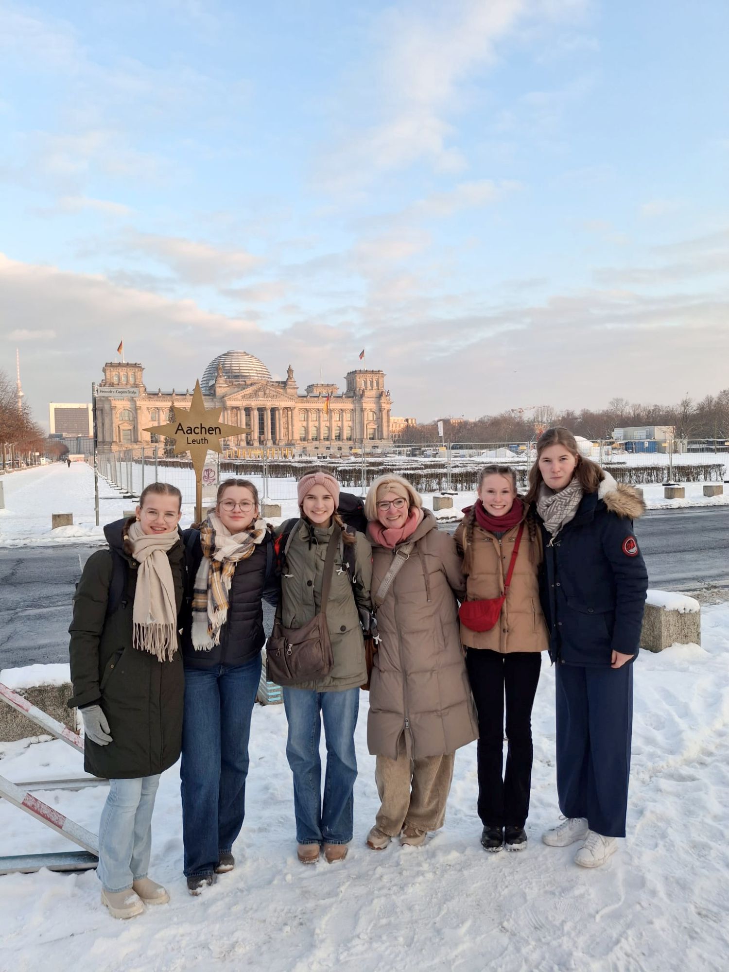 Florentine, Marie, Charlotte, Andrea Thelen, Enrica und Hanna Dellen (v.l.) vor dem Berliner Reichstag.