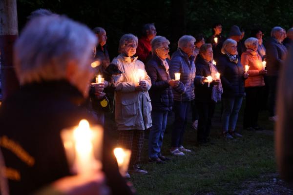 Die Kerzen waren ein Zeichen des Friedens in einer von Kriegen erschütterten Welt.