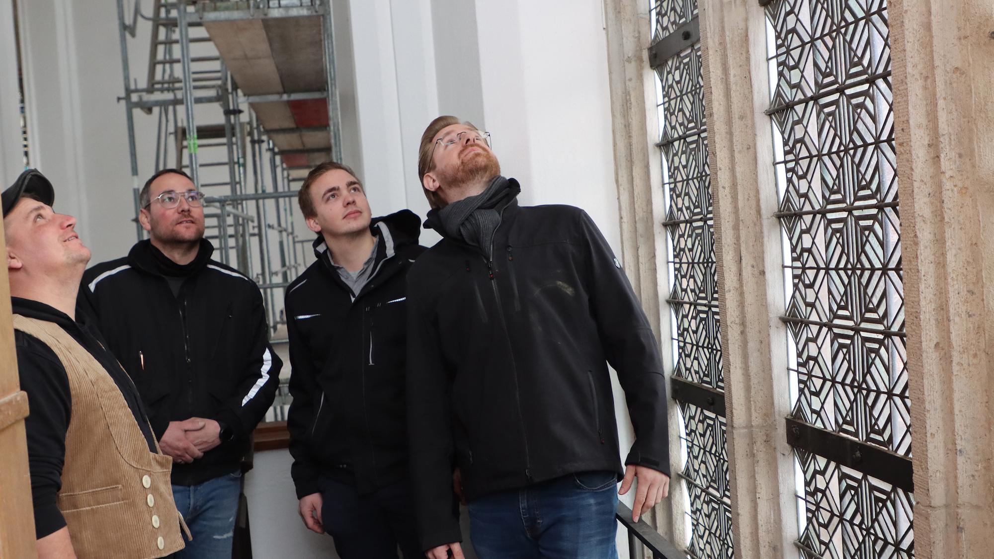 Das Bauteam sichtet am Buschulte-Fenster, welche Schritte unternommen werden müssen.