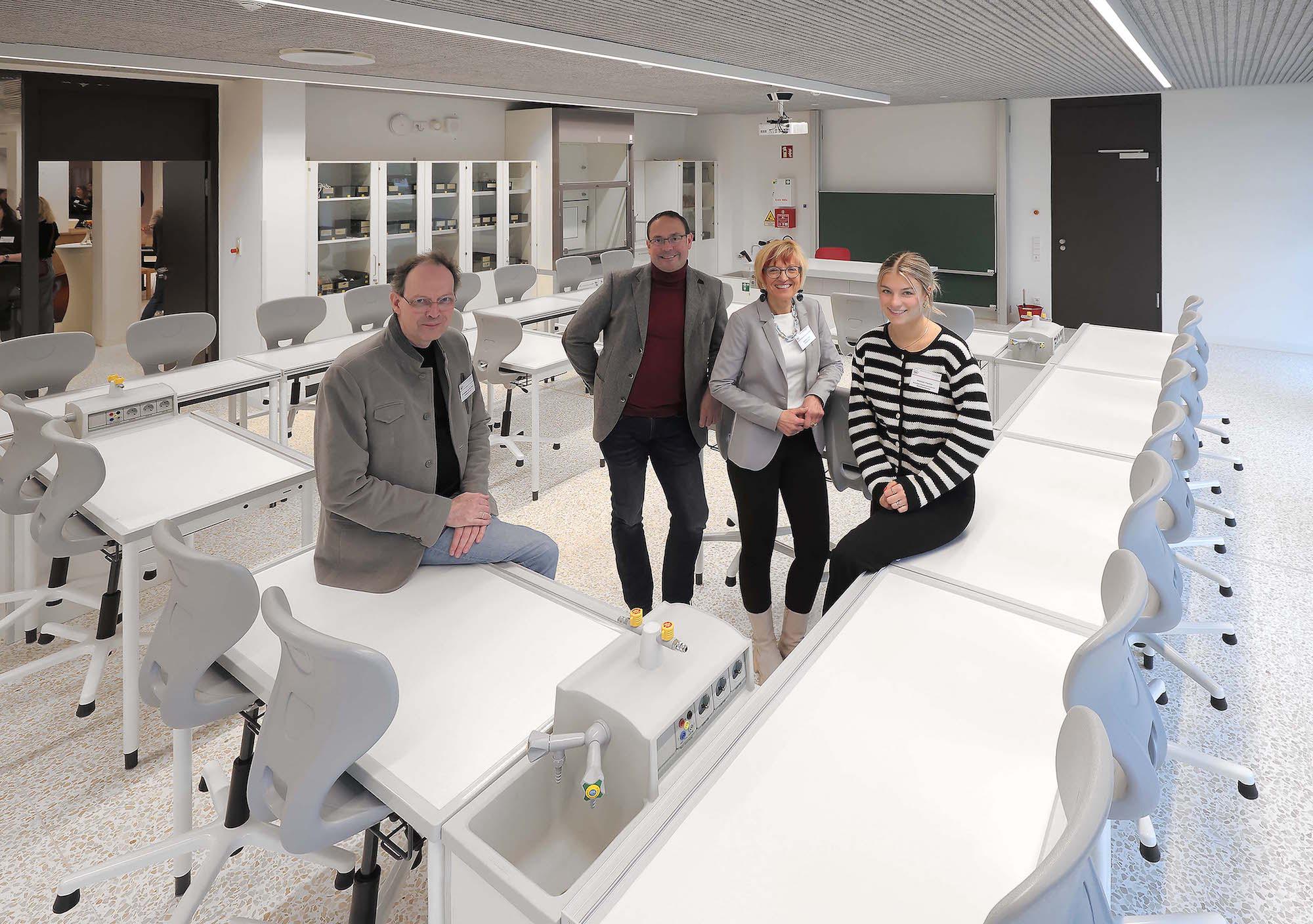 v.l.: Christoph von der Beek (Schulseelsorger), Carsten Gier (Bistum Aachen, Abteilungsleiter Erziehung und Schule), Gabriele Vogt (Schulleiterin), Hannah  Fischer (Schülervertreterin).