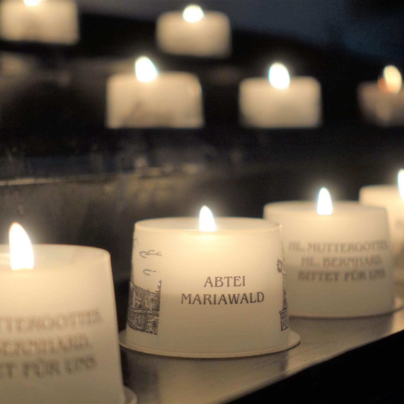 Für Kerzenopfer bietet die Abtei Mariawald eine ganz besondere Atmosphäre.